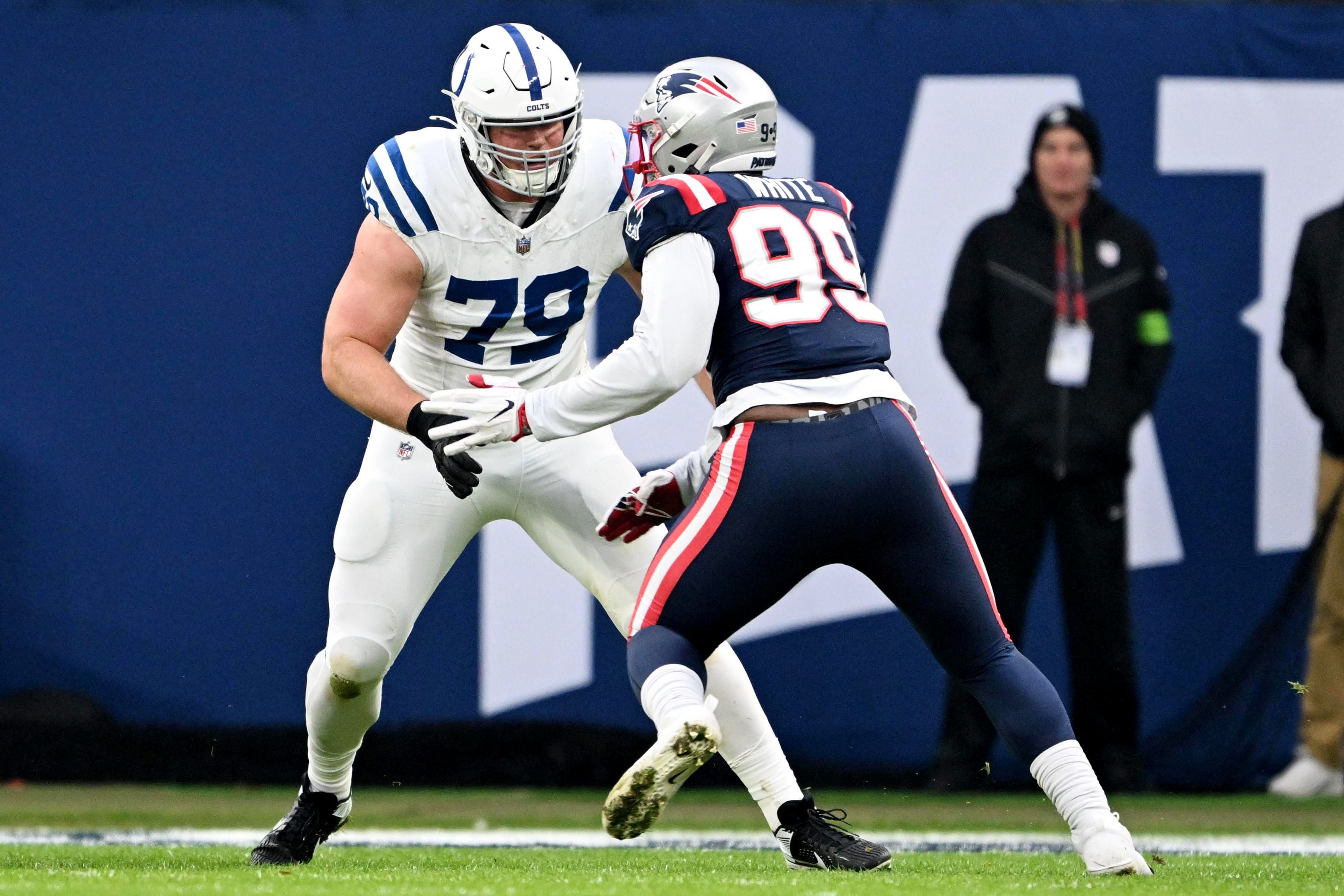 Zwei NFL-Spieler im Zweikampf während eines Spiels zwischen den Colts und den Patriots.