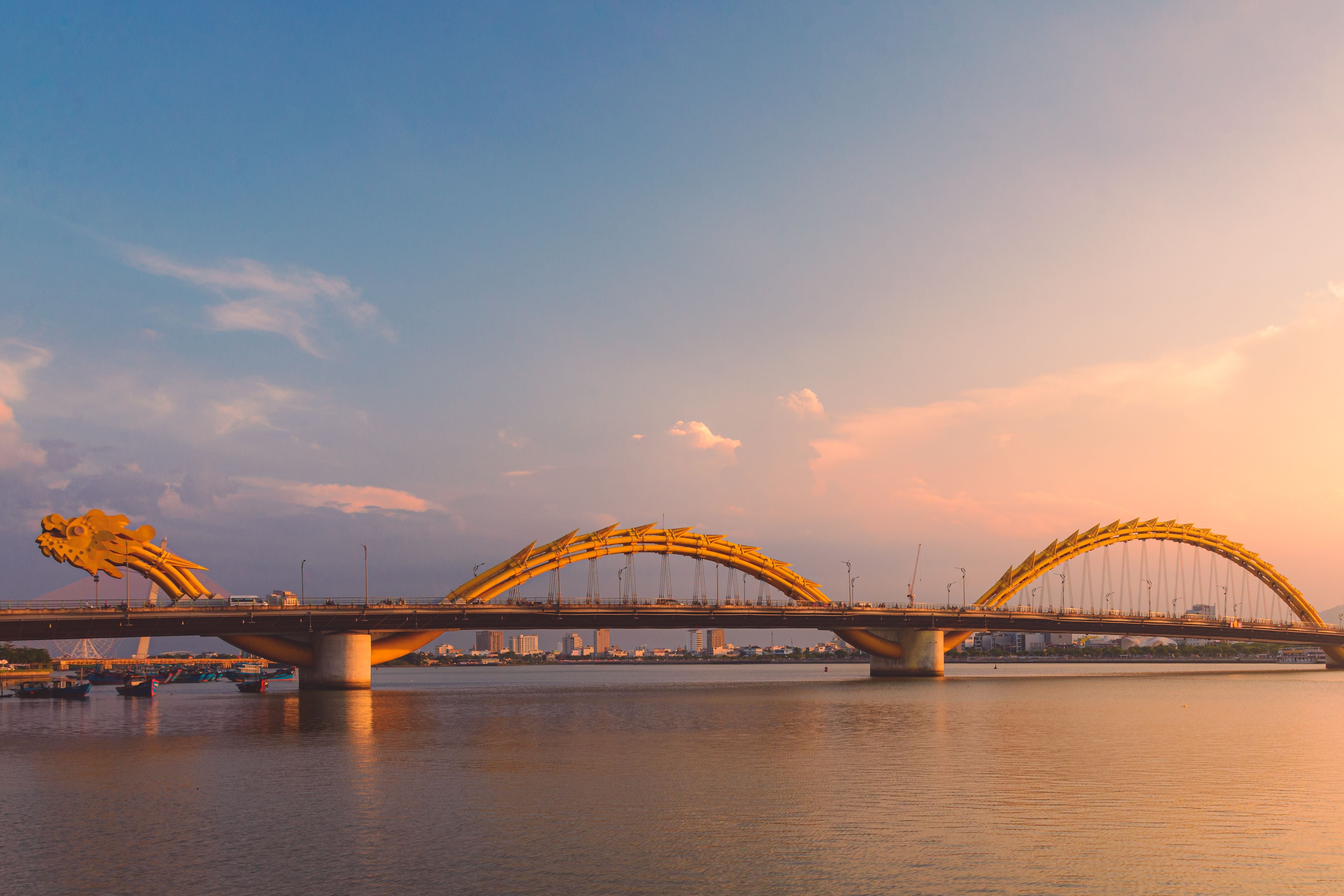 Die goldene Drachenbrücke in Da Nang bei Sonnenuntergang über dem Han-Fluss.