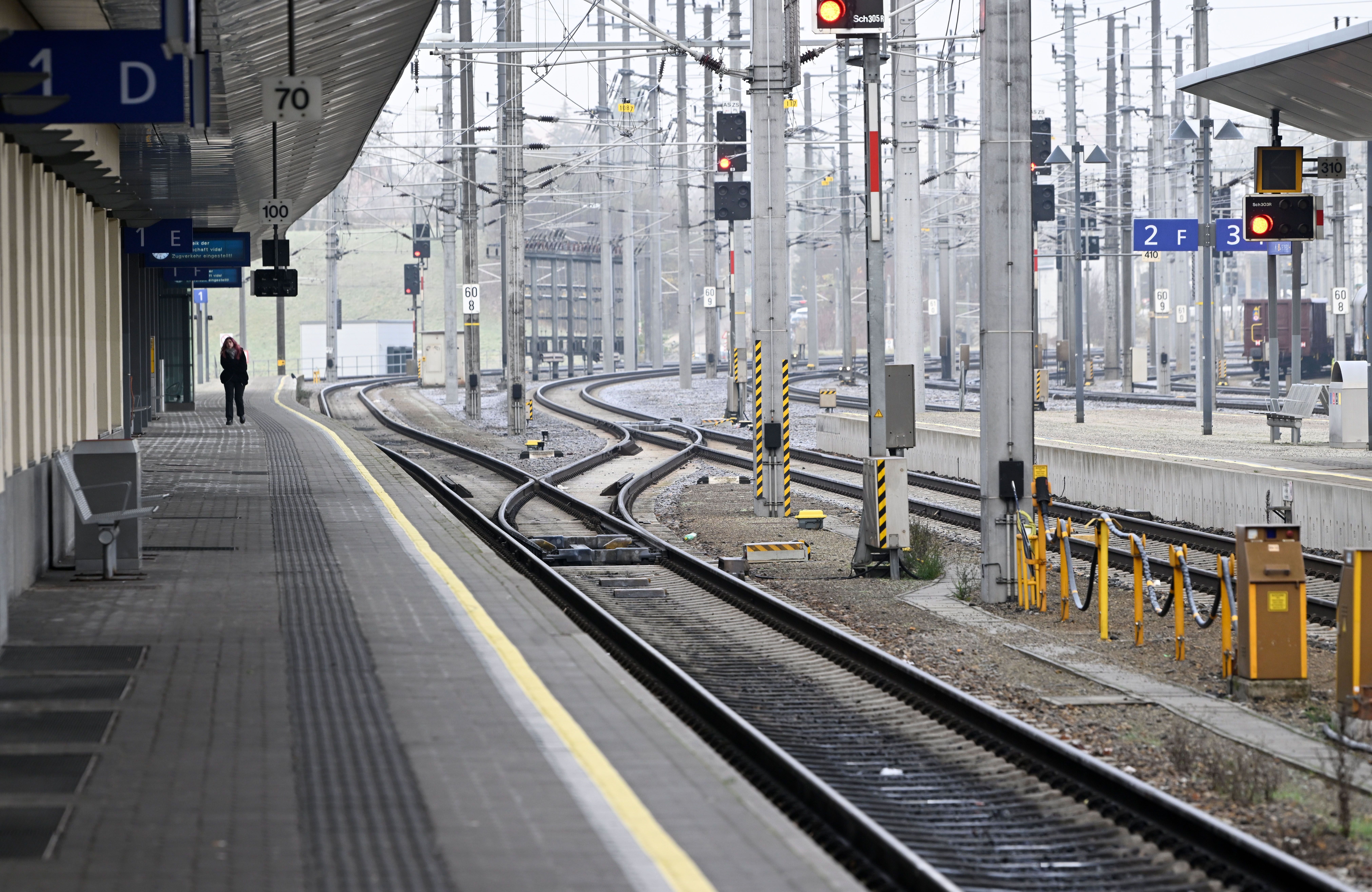 Leerer Bahnhof mit Gleisen und Signalen in St. Pölten während eines Bahnstreiks.