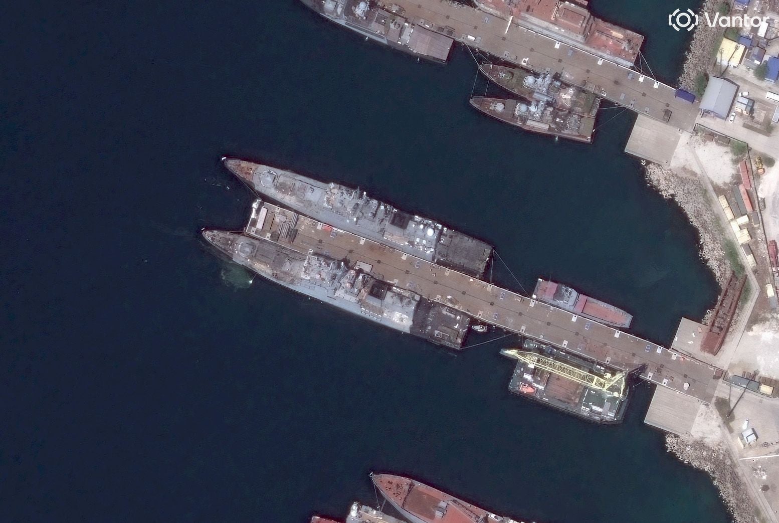 Satellitenbild zeigt zwei beschädigte Kriegsschiffe an einem Pier im Hafen von Noworossijsk, Russland.