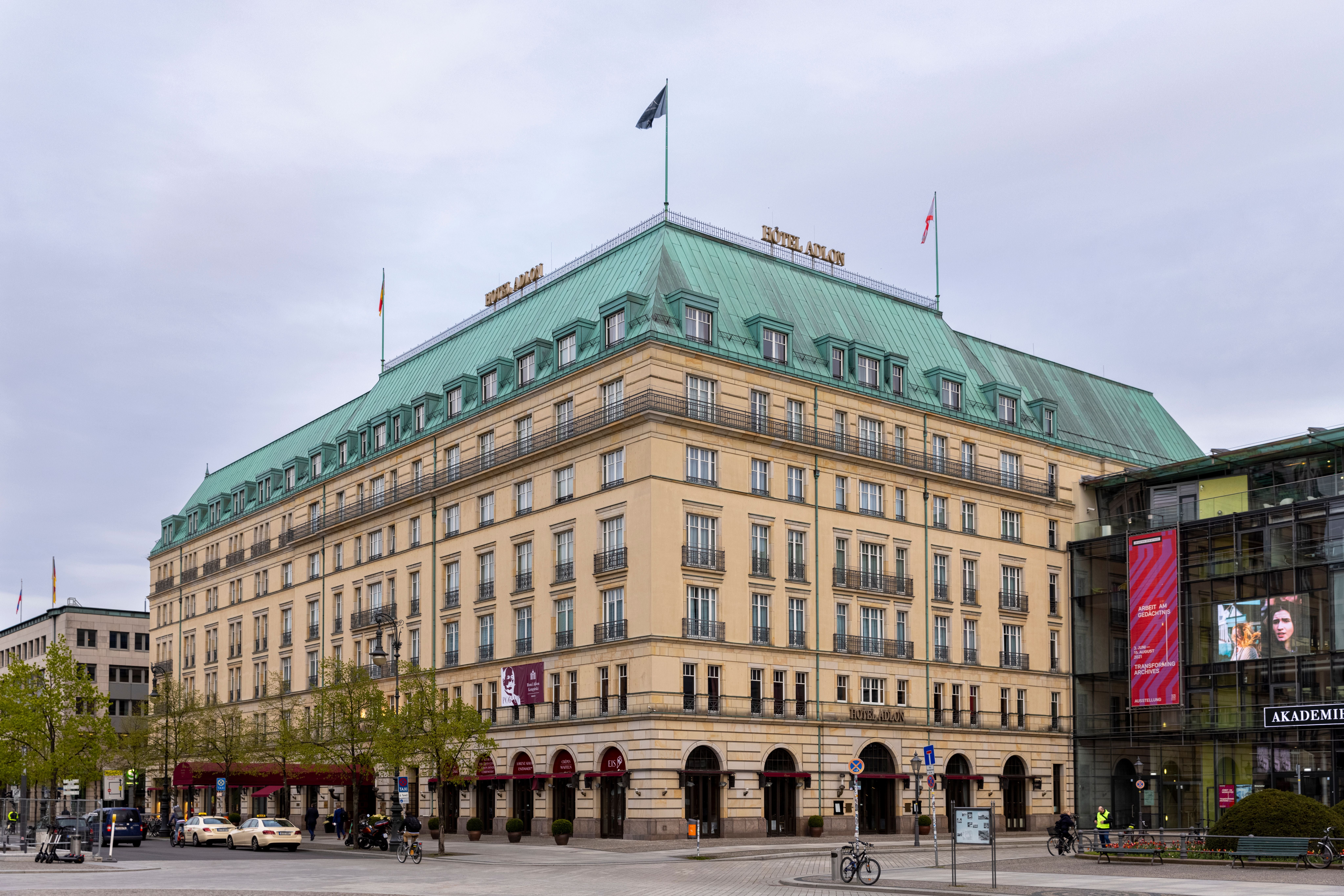 Das Hotel Adlon Kempinski mit grünem Dach neben der Akademie der Künste in Berlin.