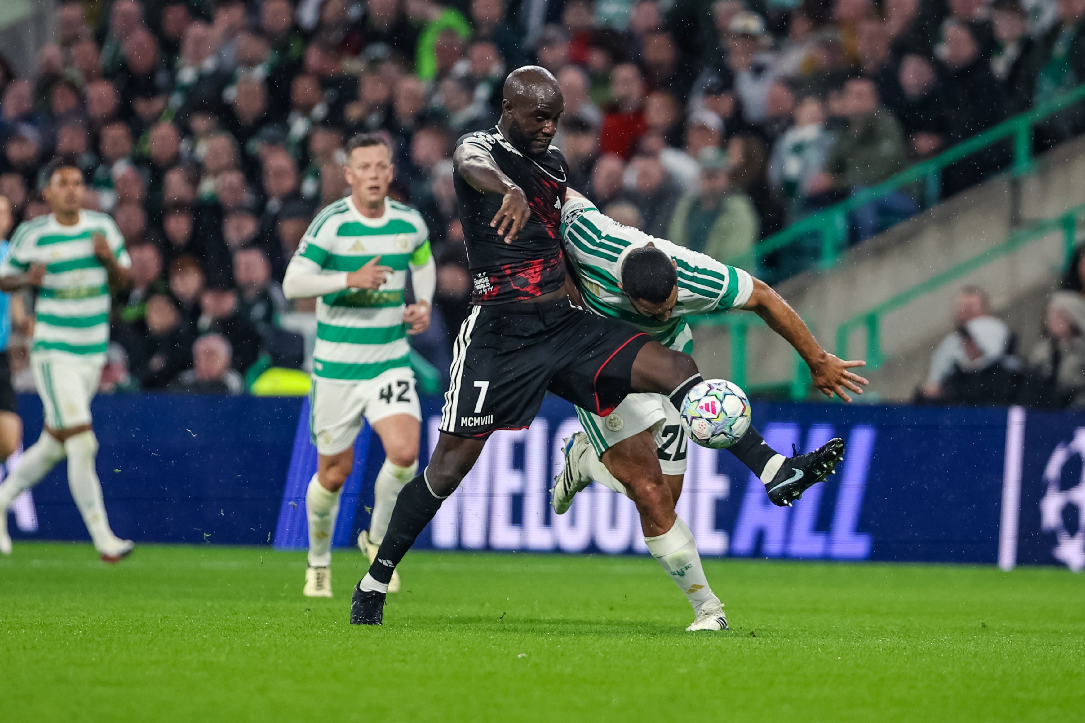 Zwei Fußballspieler kämpfen beim Champions-League-Spiel um den Ball.