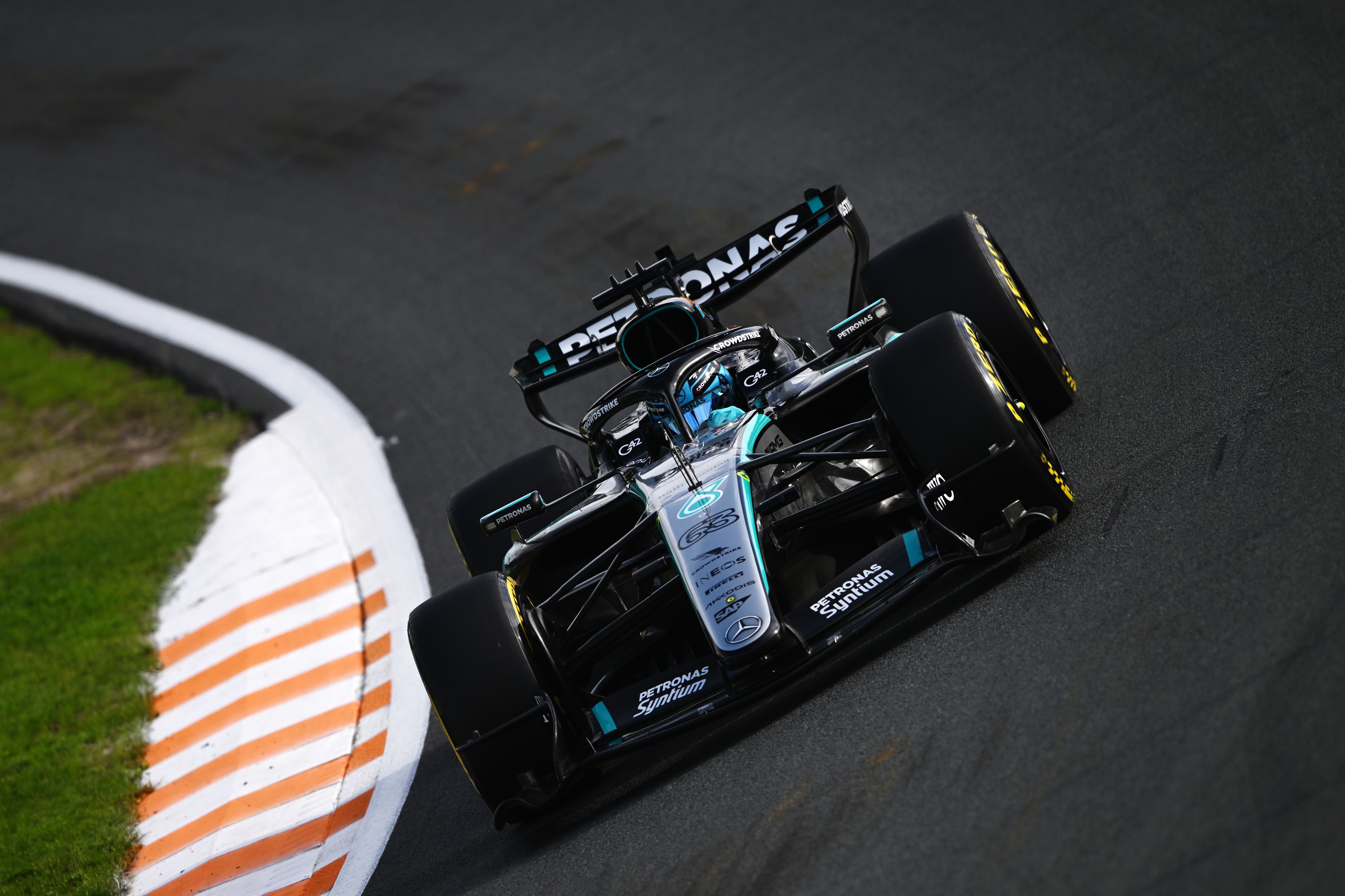 Ein Mercedes-Formel-1-Auto fährt auf der Rennstrecke mit schwarz-weißen Randstreifen.