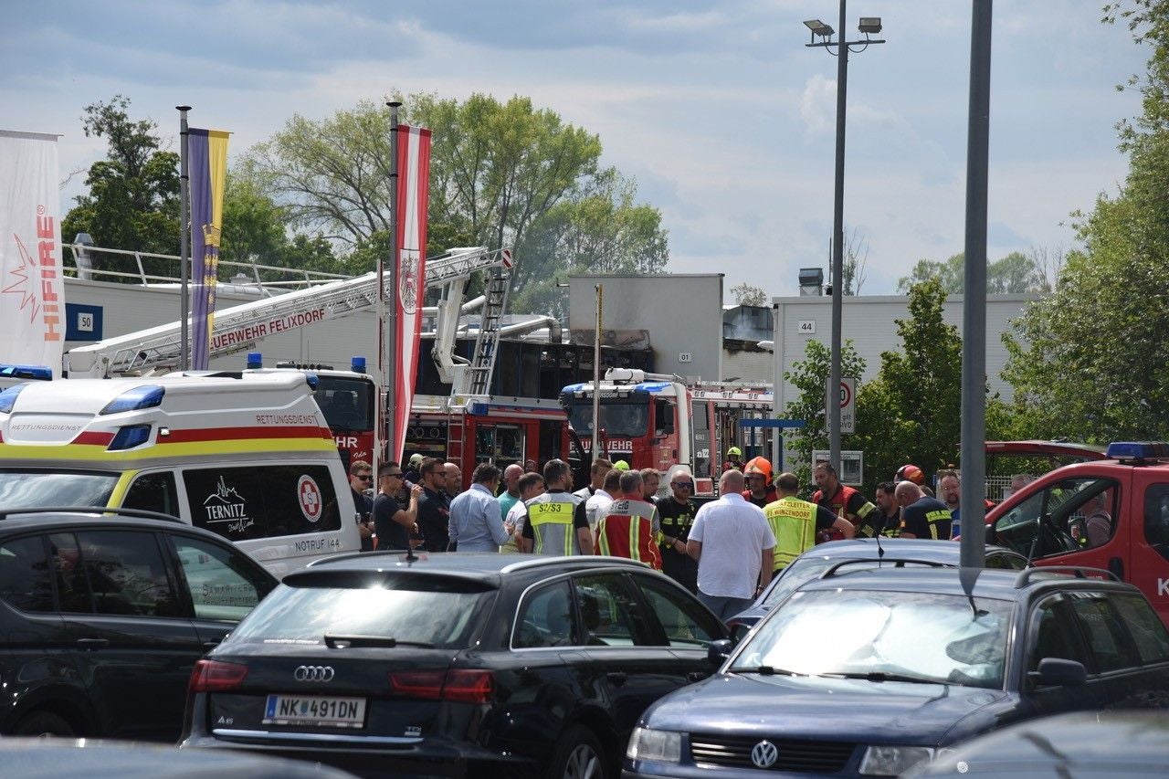 100 Mitglieder von 13 Feuerwehren und 28 Fahrzeuge wurden aufgeboten