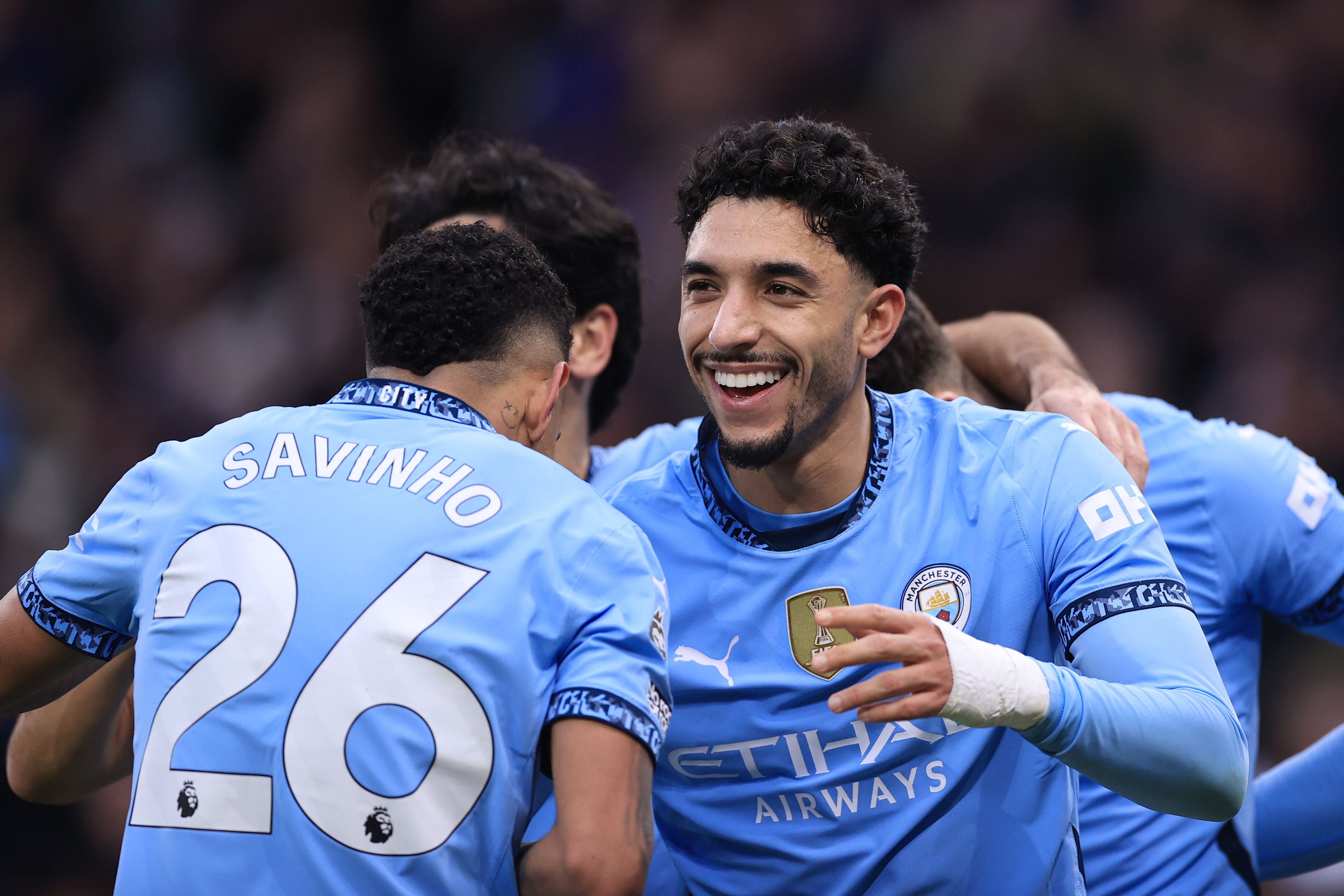Manchester Citys Savinho und Omar Marmoush