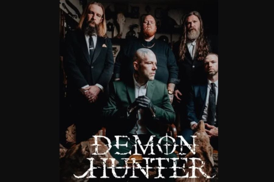 Fünf Männer in Anzügen posieren, darunter der Schriftzug „Demon Hunter“.
