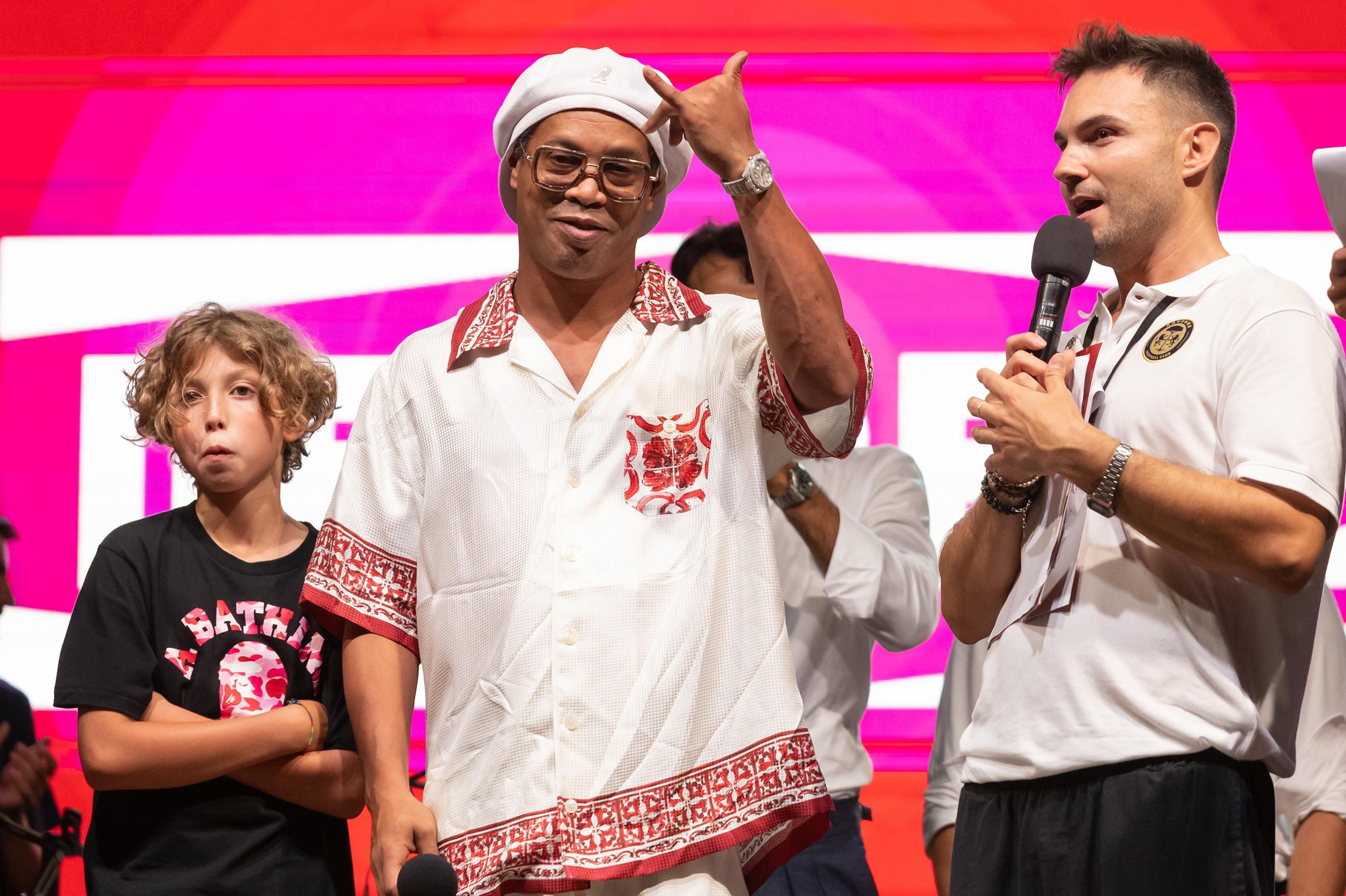 epaselect epa13181810 Ronaldo de Assis Moreira 'Ronaldinho' (C) during Ravenna FC team's presentation for the 2026/27 season in Ravenna, Italy, 20 August 2026. The 46-year-old former Brazilian soccer player signed with Italian Serie C club Ravenna FC, marking his return to competitive football 11 years after his last professional appearance. EPA/FABRIZIO ZANI/PASQUALE BOVE