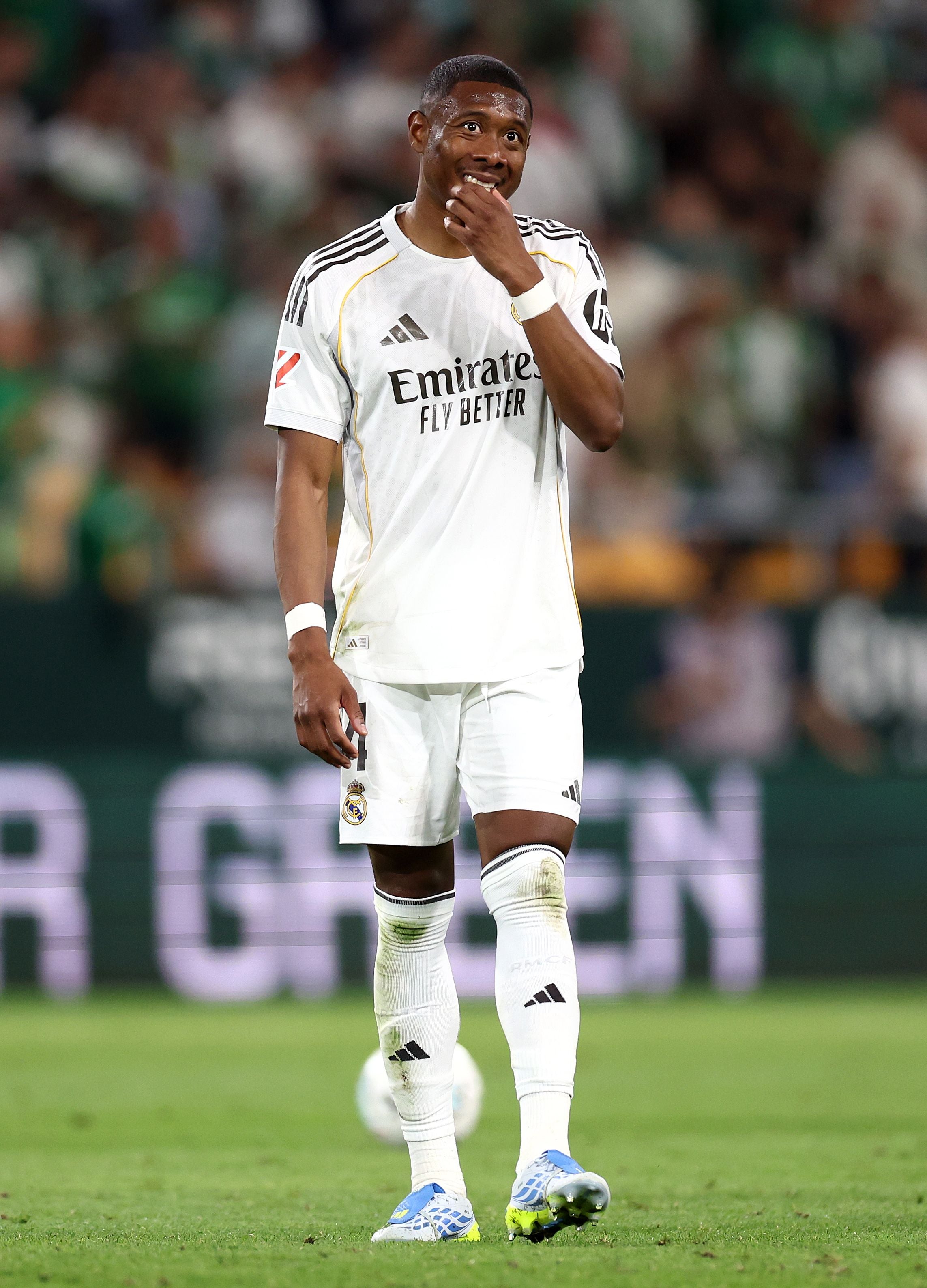 Ein Fußballspieler von Real Madrid steht nachdenklich auf dem Spielfeld.