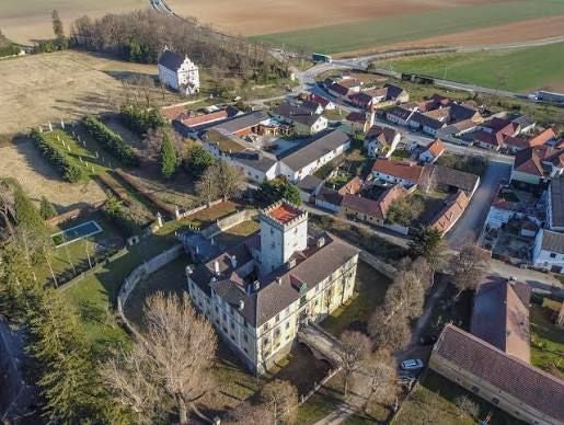 Im Vordergrund das Schloss Harmannsdorf.