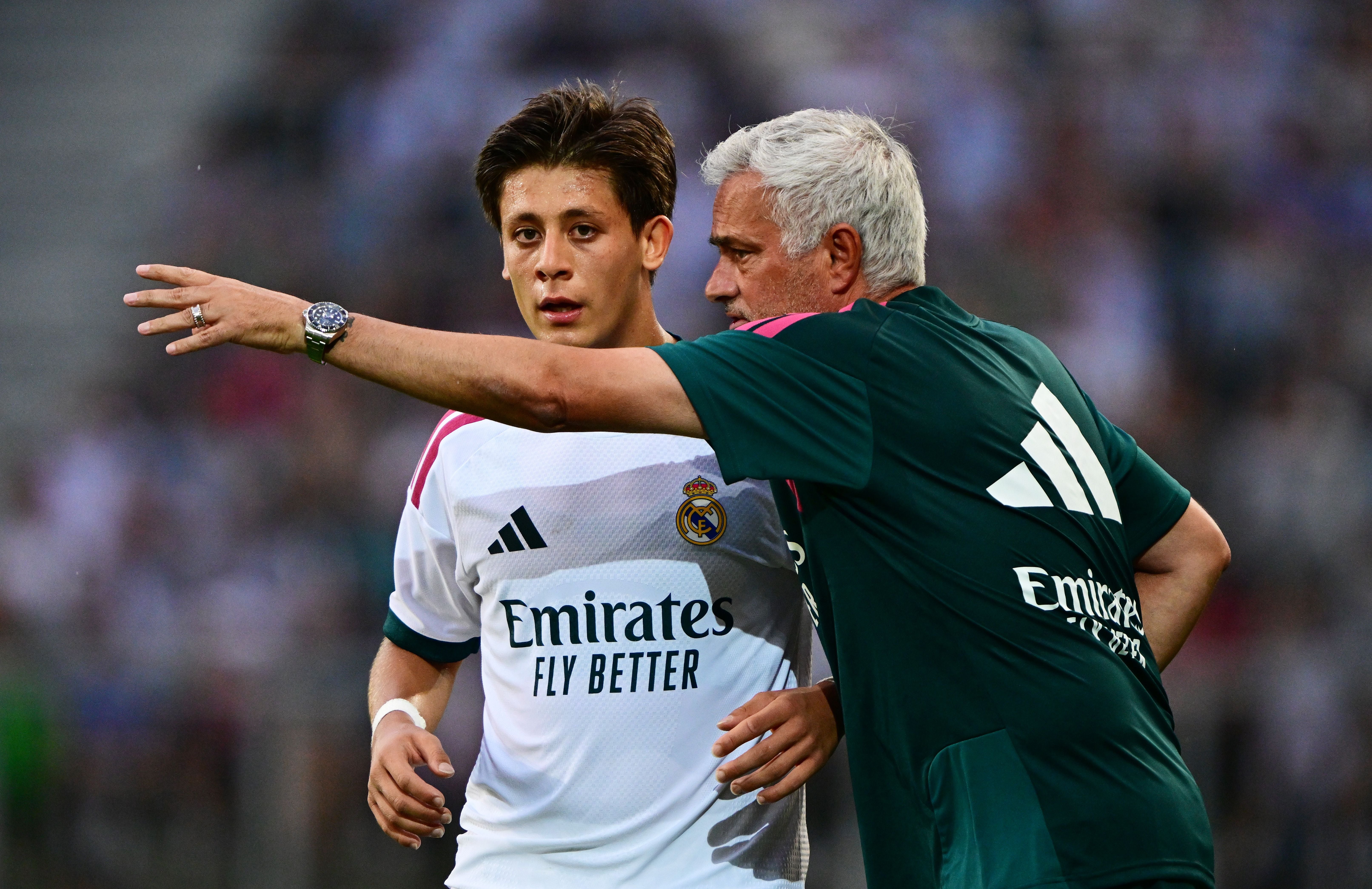 Jose Mourinho spricht gestikulierend mit Arda Turan im Real-Madrid-Trikot auf dem Spielfeld.