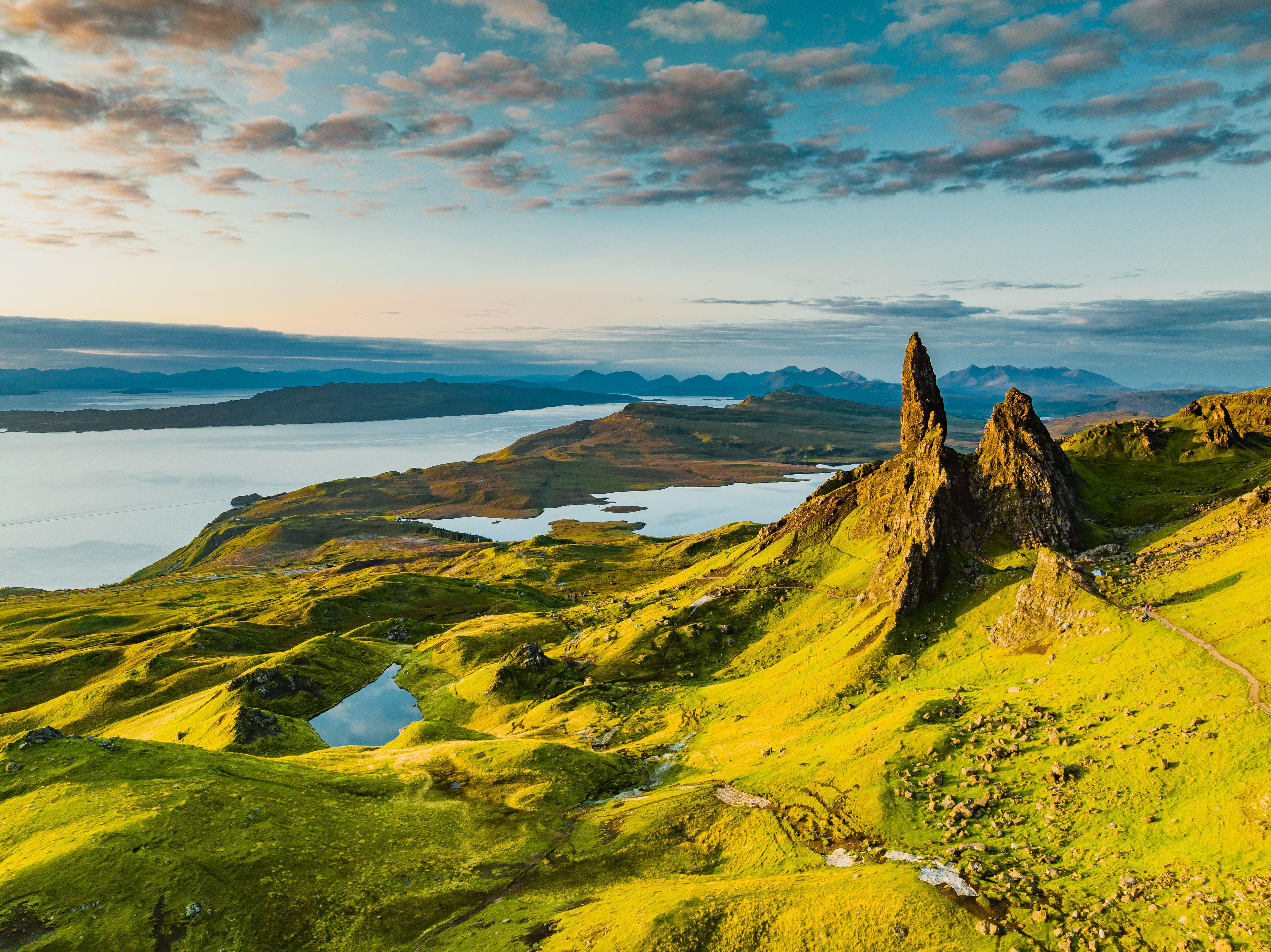Drohnenaufnahme vom Old Man of Storr auf der Isle of Skye in Schottland bei Sonnenaufgang.