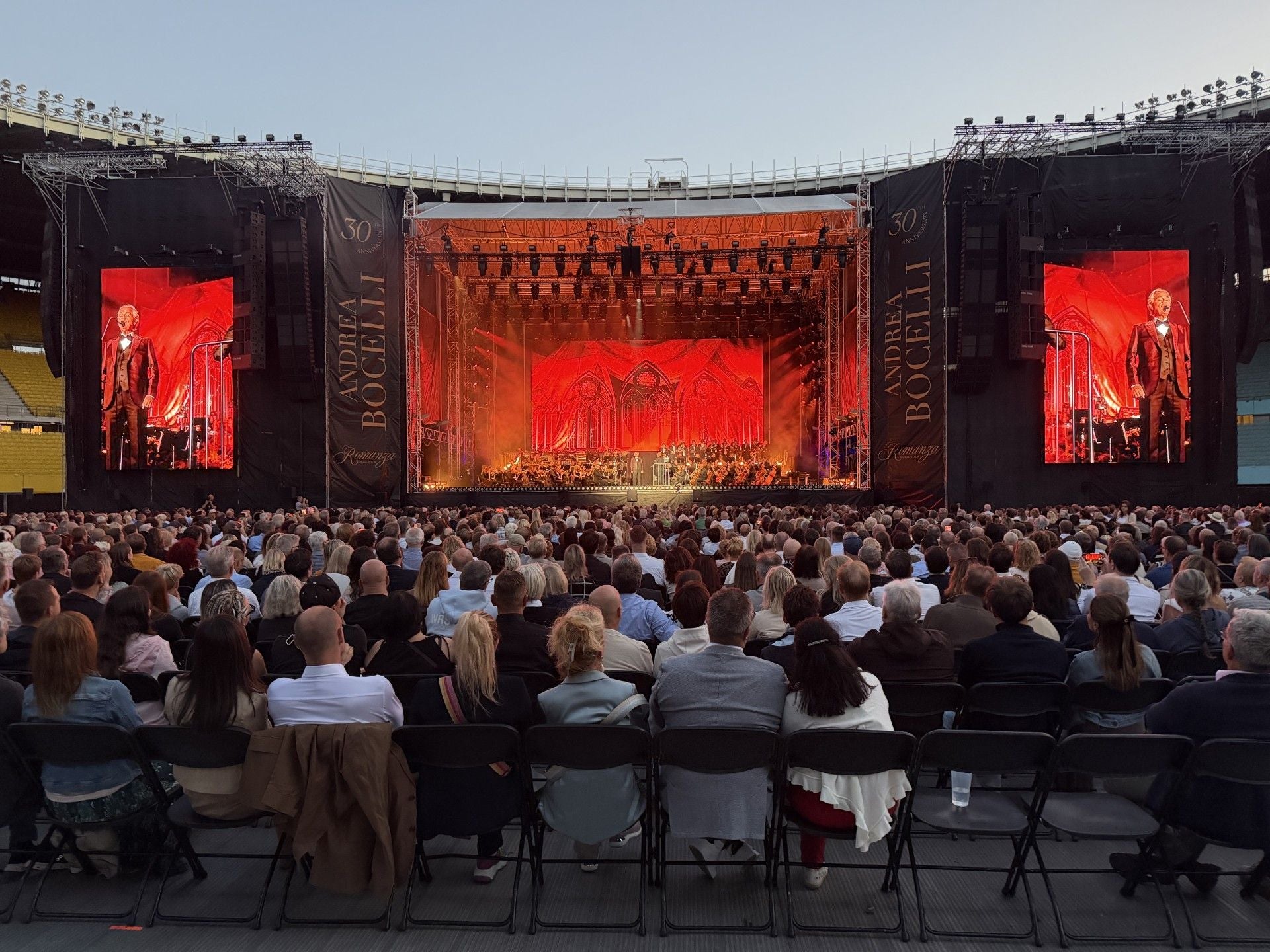 Großes Open-Air-Konzert von Andrea Bocelli vor vielen Zuschauern in einem Stadion.