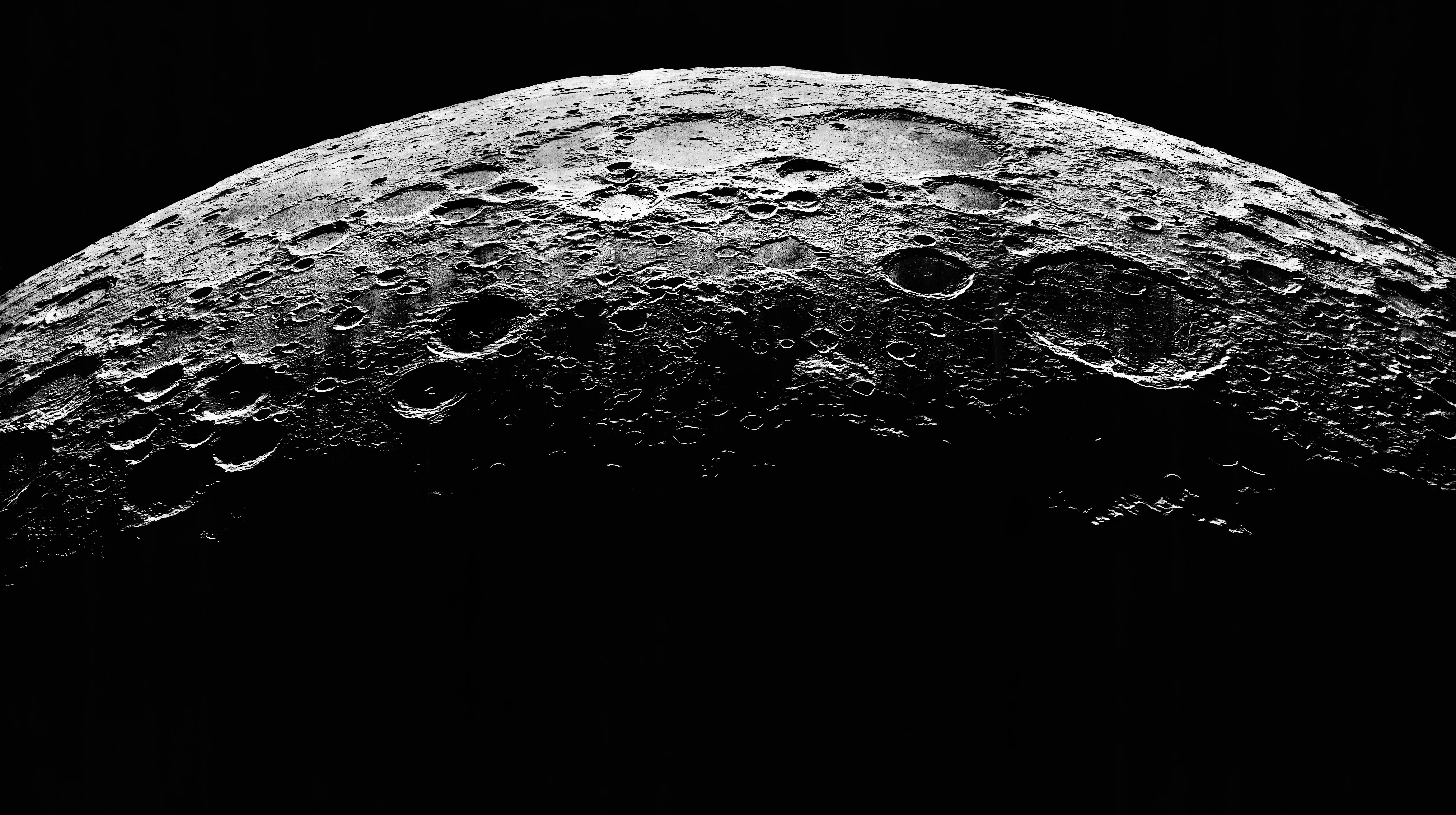 Nahaufnahme des Mondrands mit deutlich sichtbaren Kratern und rauer Oberfläche.