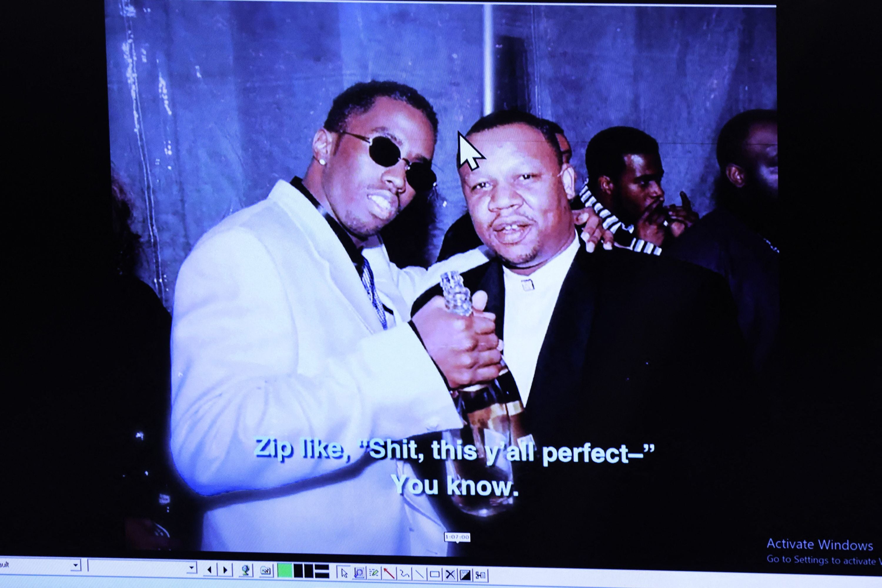 Ein Foto des US-Rappers Puff Daddy (links) und Zip Martin, aufgenommen bei einer Silvesterfeier 1994 in New York, wird während des Mordprozesses gegen Duane Davis als Beweismittel vorgelegt.