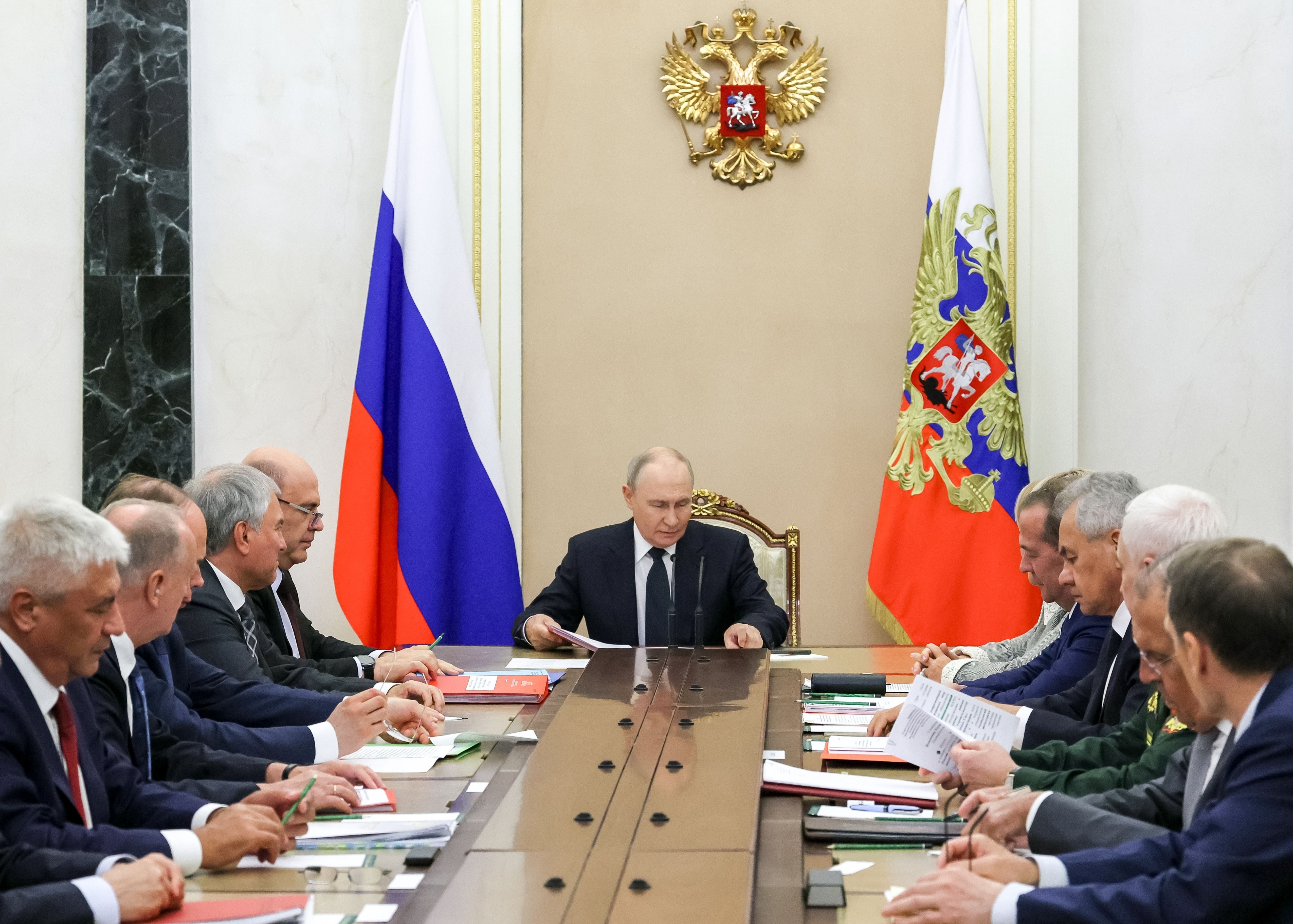 Wladimir Putin leitet eine Sitzung mit dem Sicherheitsrat im Kreml in Moskau.