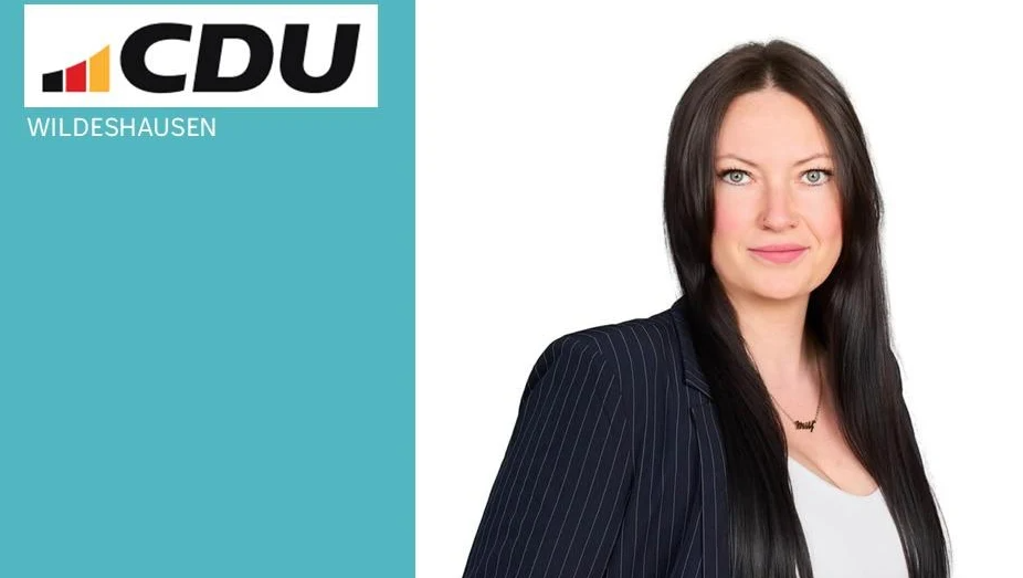 Porträt einer Frau im Anzug vor dem CDU Wildeshausen Logo auf blauem Hintergrund.