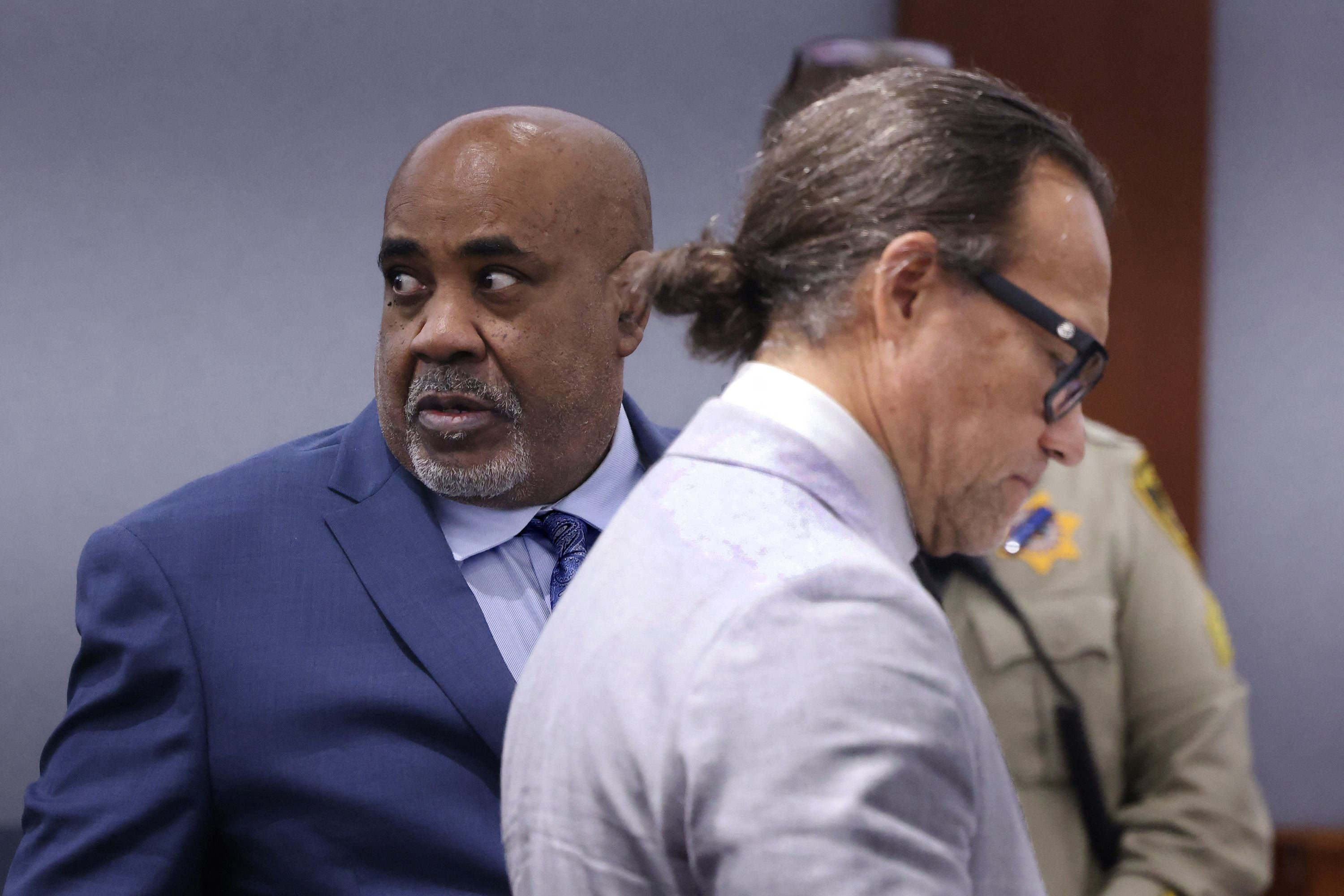 Duane Davis (L) schaut sich um, als er am 21. August 2026 mit seinem Anwalt Michael Sanft im Clark County District Court im Regional Justice Center in Las Vegas, Nevada, während seines Mordprozesses im Zusammenhang mit der Ermordung des Rappers Tupac Shakur im Jahr 1996 vor Gericht erscheint.