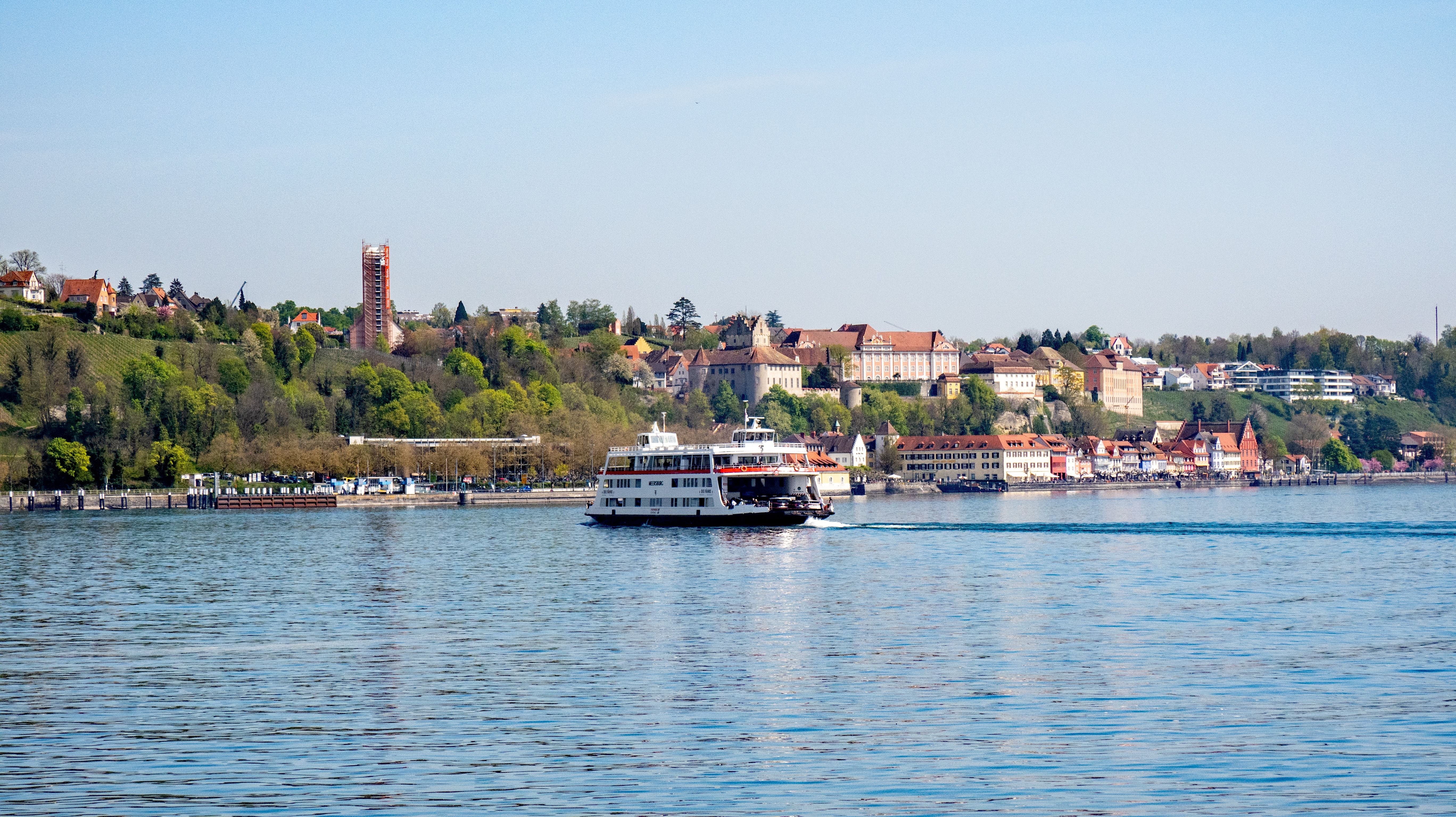 Autofähre auf dem Bodensee mit der Stadt Meersburg im Hintergrund bei sonnigem Wetter.