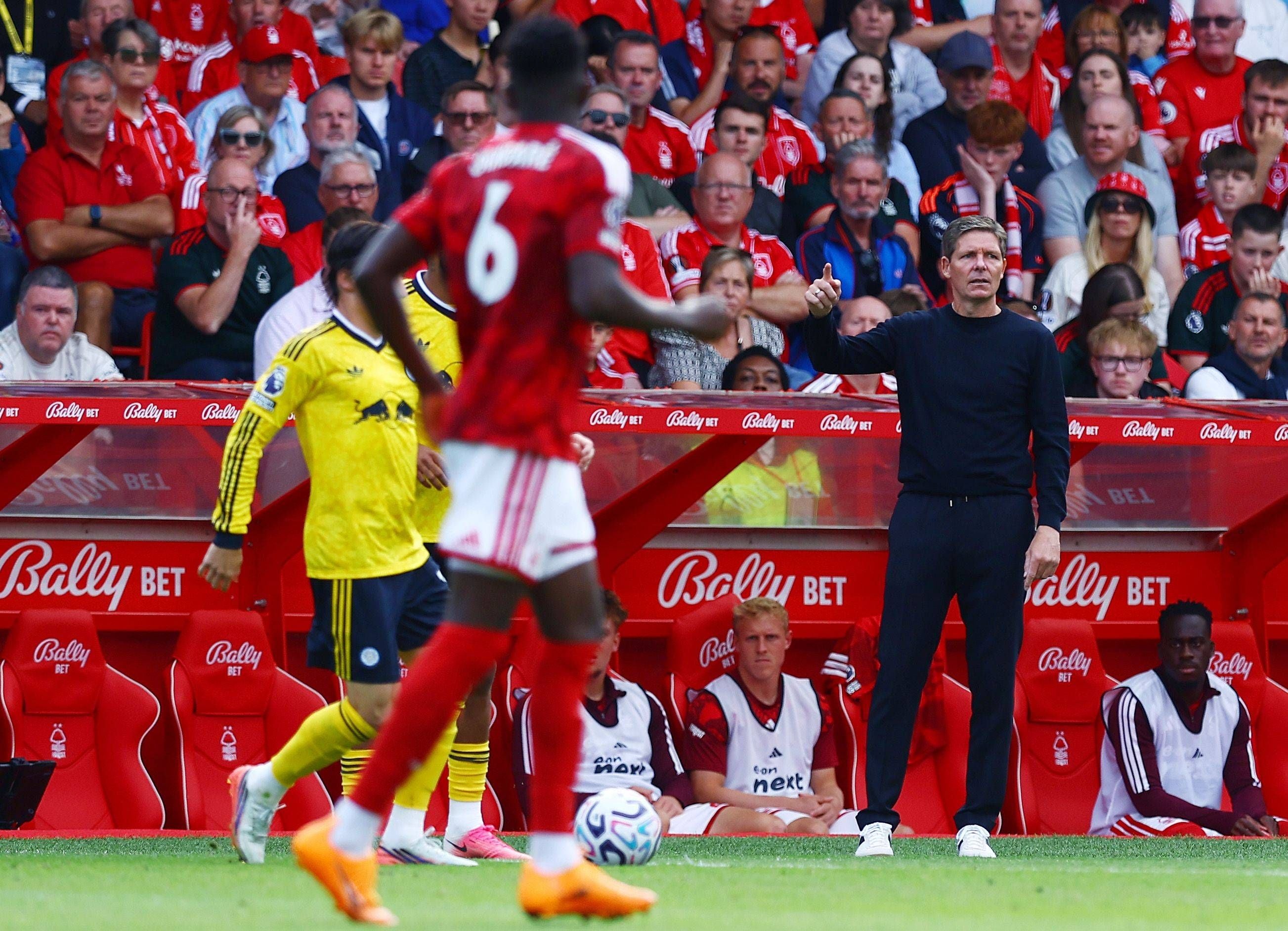Nottingham Forest-Trainer gestikuliert an der Seitenlinie vor einer vollen Tribüne beim Fußballspiel.