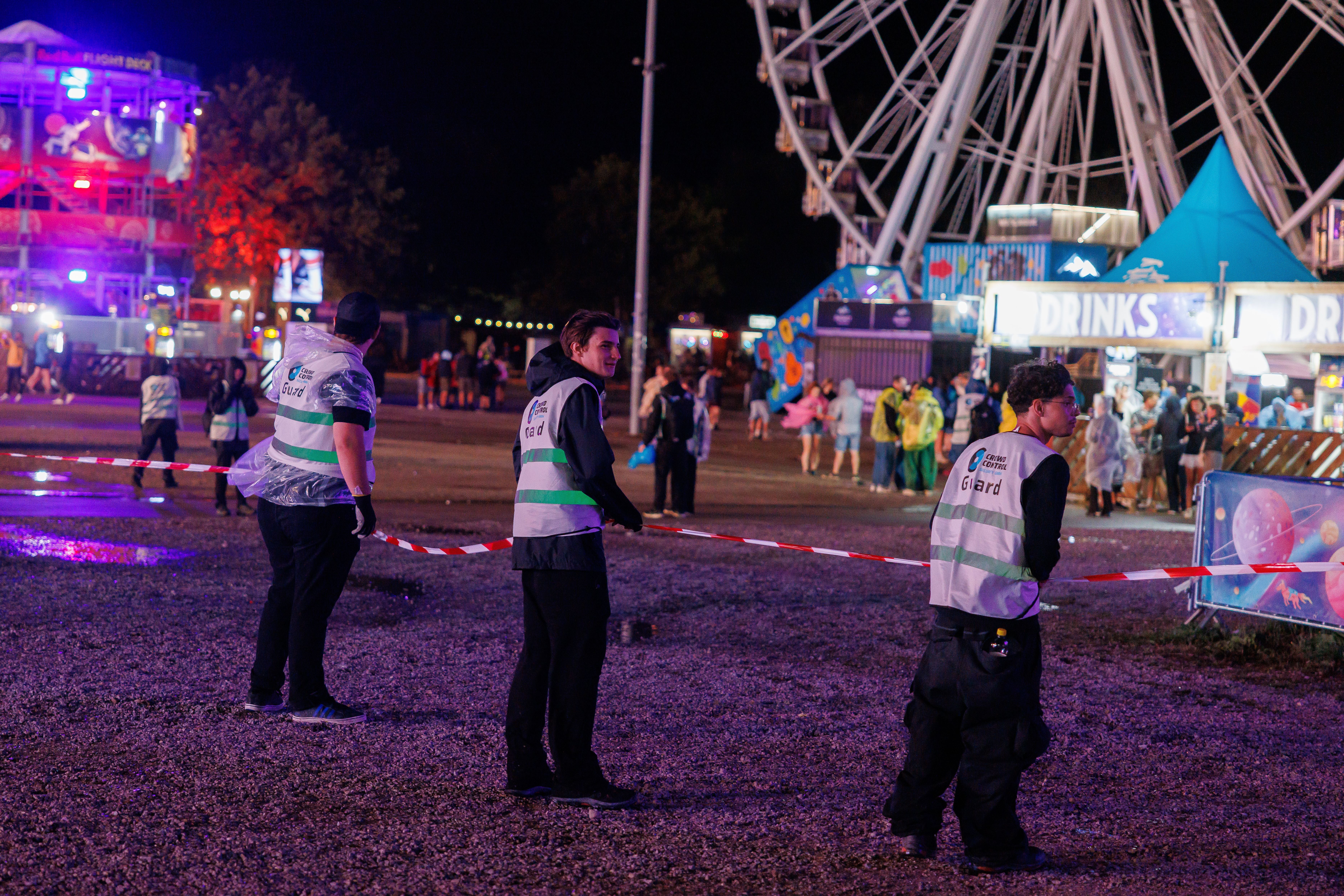 Sicherheitskräfte räumen nachts das Festivalgelände bei starkem Sturm am Frequency Festival.
