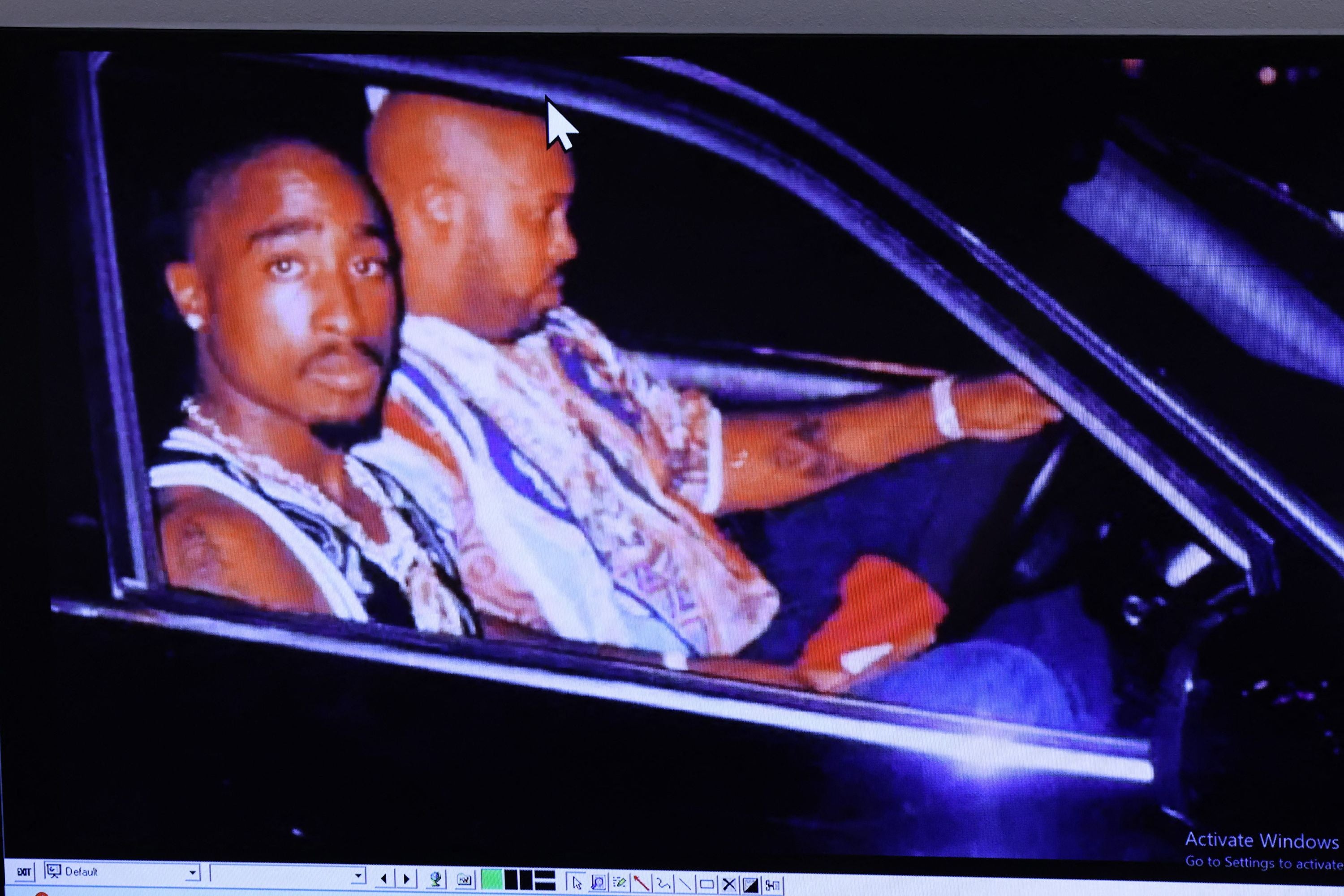 Ein Foto des Rappers Tupac Shakur und Suge Knight, aufgenommen von Leonard Jefferson nur wenige Minuten vor der tödlichen Schießerei, wird während des Mordprozesses gegen Duane Davis gezeigt.