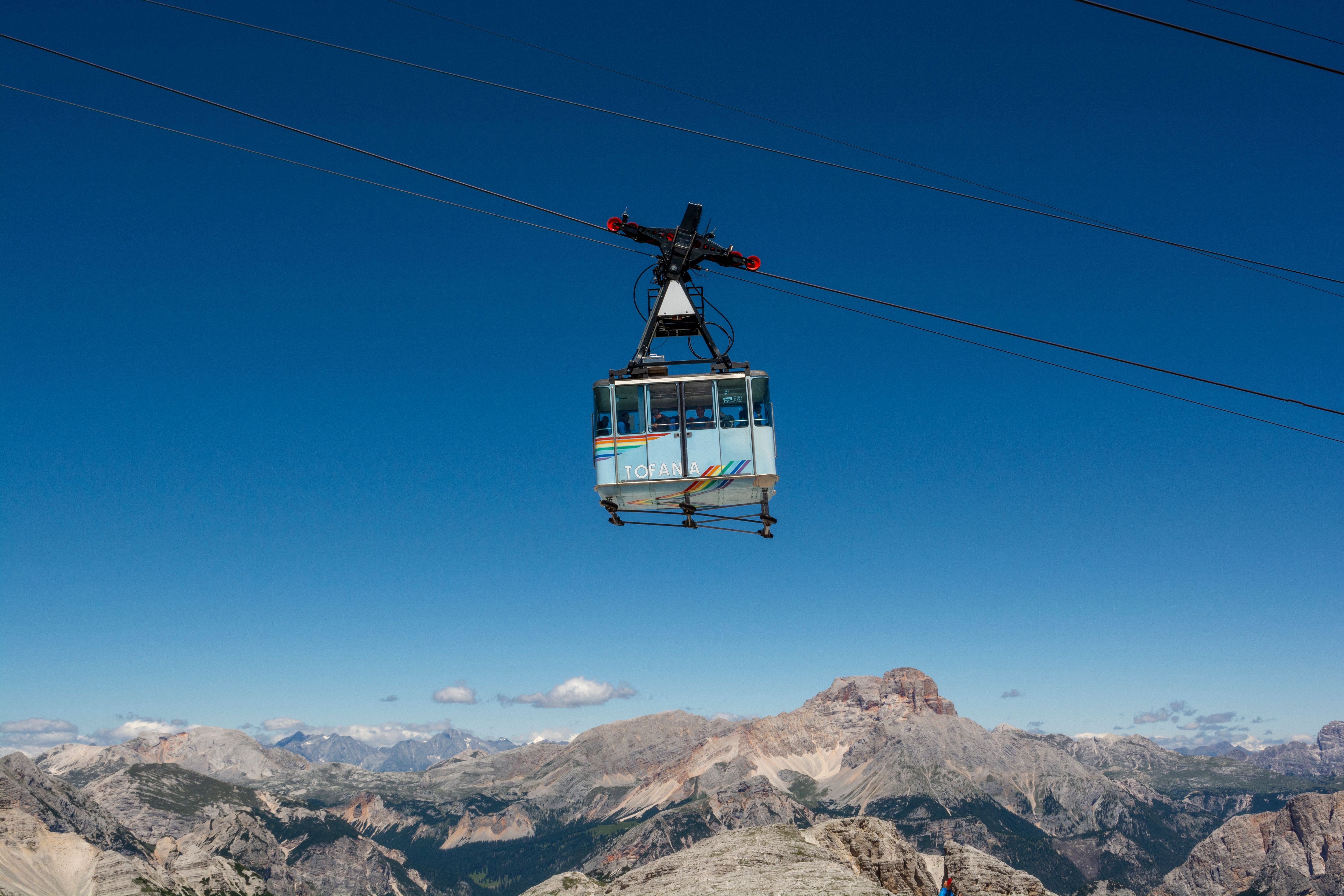 Seilbahn fährt im Sommer über die Dolomiten von Cortina d’Ampezzo zur Tofana di Mezzo.