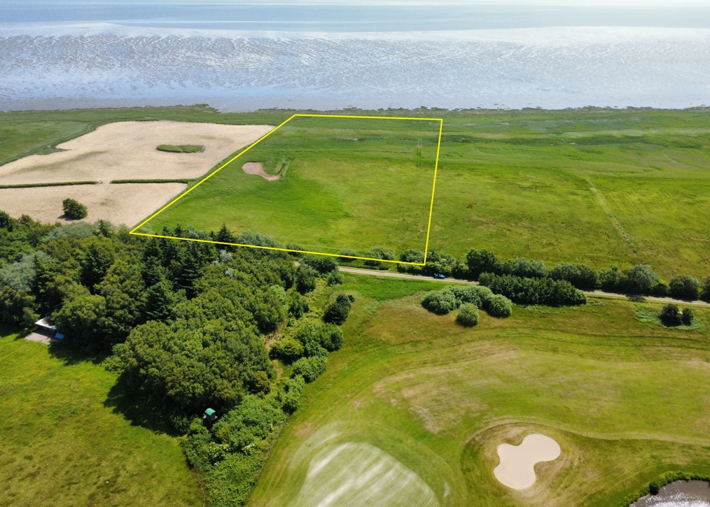 Luftaufnahme von Wiesen und Feldern nahe der Küste auf Sylt, gelbes Rechteck markiert Fläche.