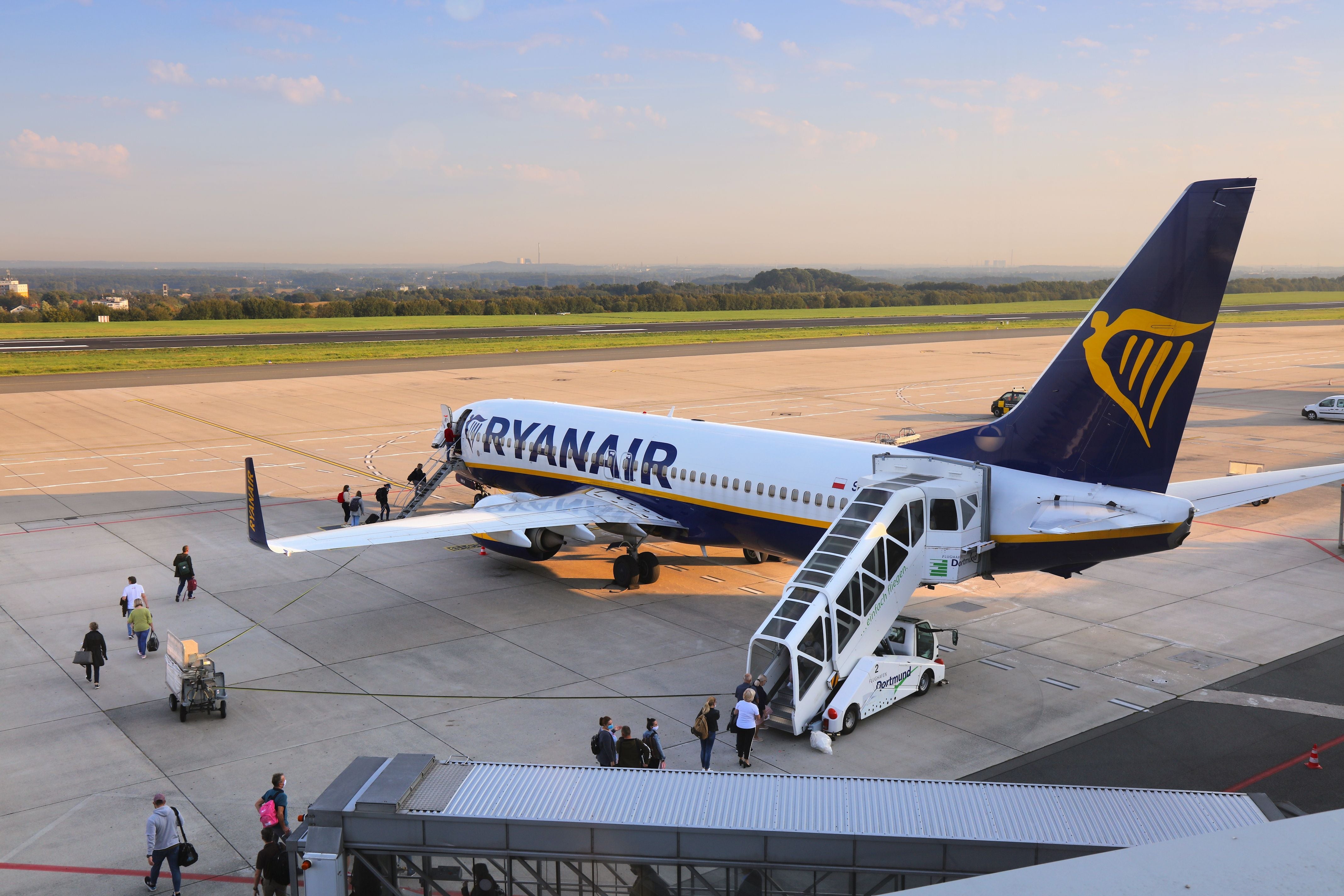 Ryanair-Flugzeug am Dortmunder Flughafen, Passagiere steigen ein und aus.