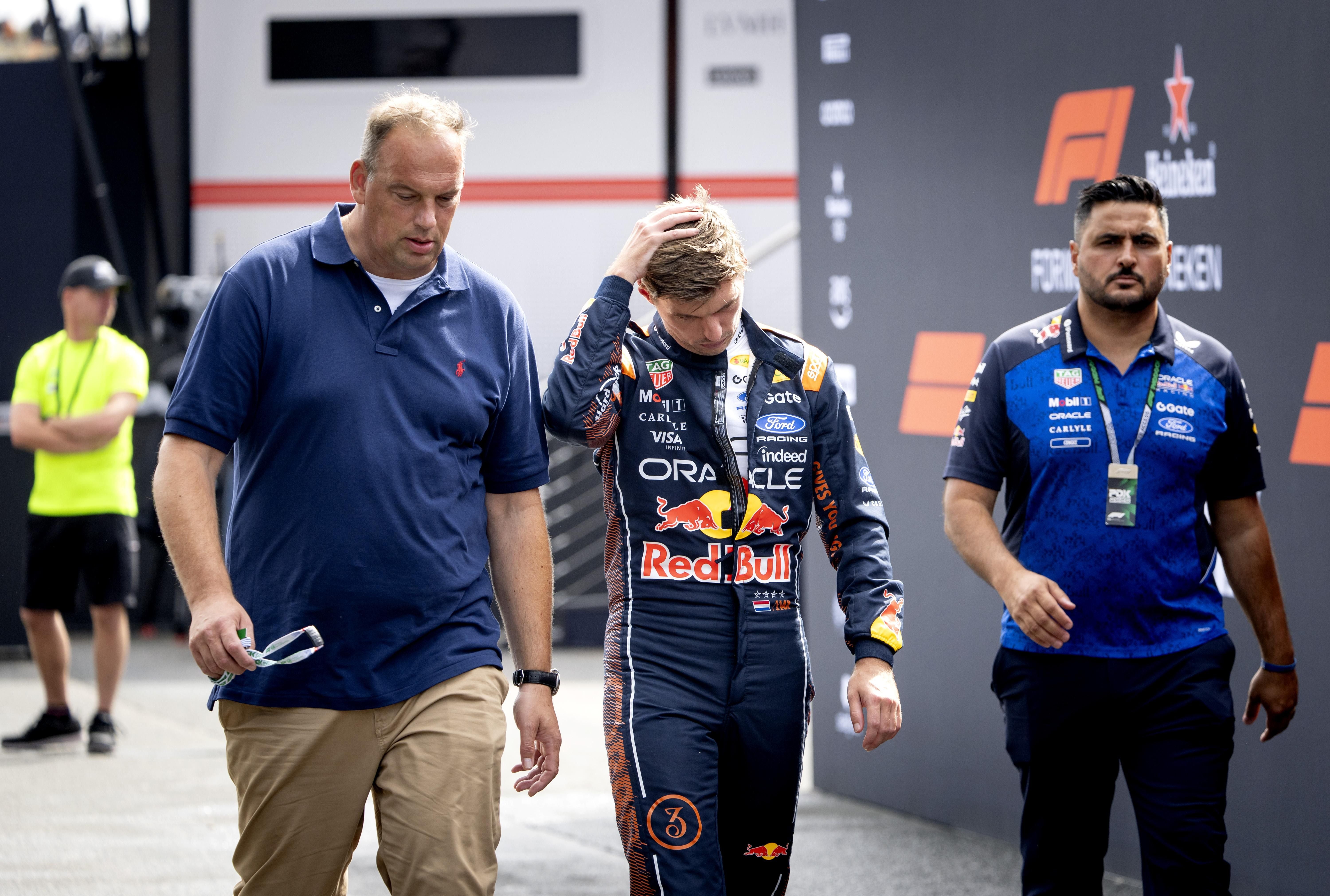 Max Verstappen geht nach einem Unfall beim Formel-1-Rennen in Zandvoort mit gesenktem Kopf.