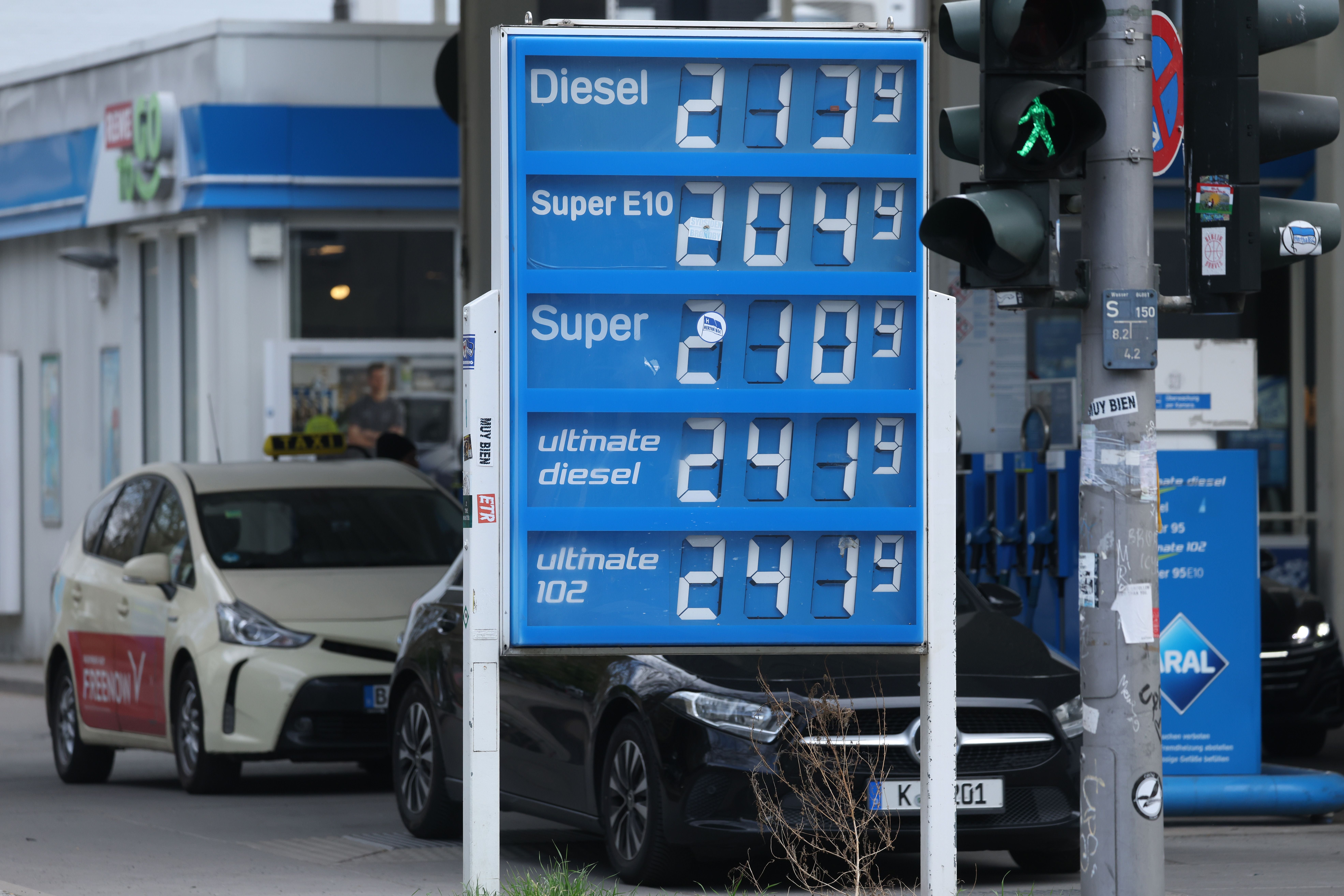 Anzeigetafel mit aktuellen Benzin- und Dieselpreisen an einer Berliner Tankstelle.