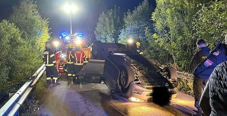 Auto landete auf Dach.