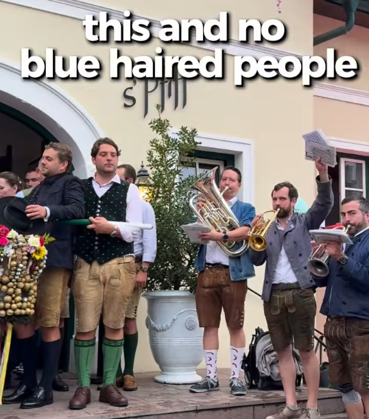 Männer in Tracht spielen Blasinstrumente vor einem Gebäude, Text: "this and no blue haired people".