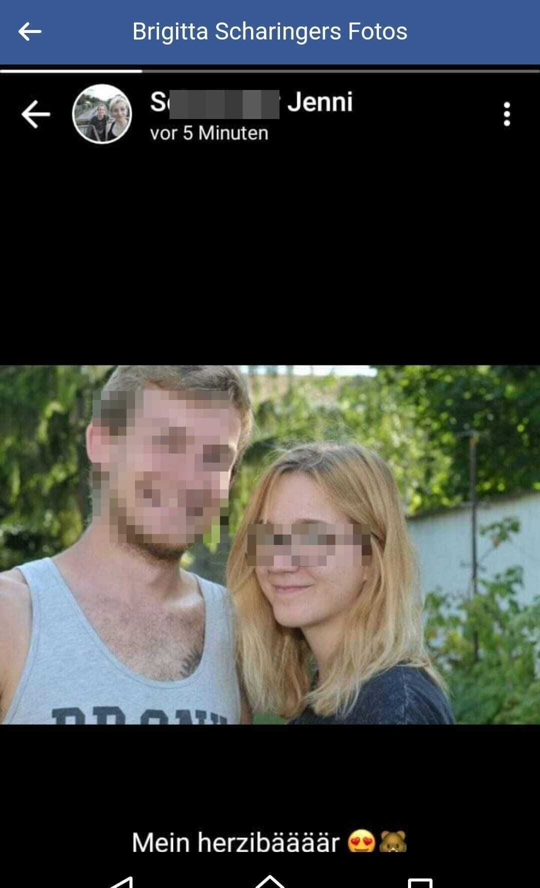 Ein Mann und eine Frau stehen nebeneinander und lächeln in die Kamera, Gesichter verpixelt.