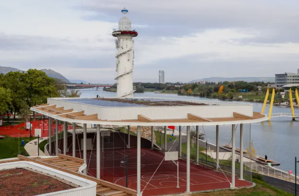 Modern Sportanlage Pier 22 auf der Donauinsel mit Aussicht auf einen spiralförmigen Turm am Wasser.