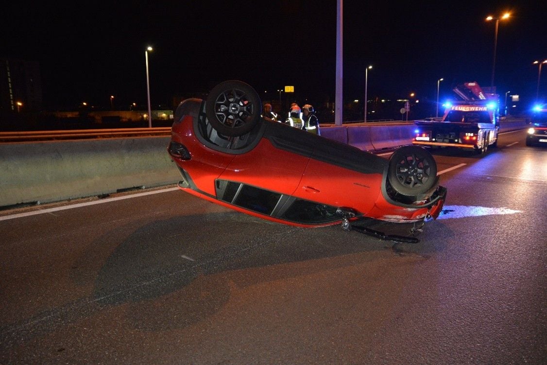 Auto landete nach einem Unfall auf der S2 auf dem Dach.