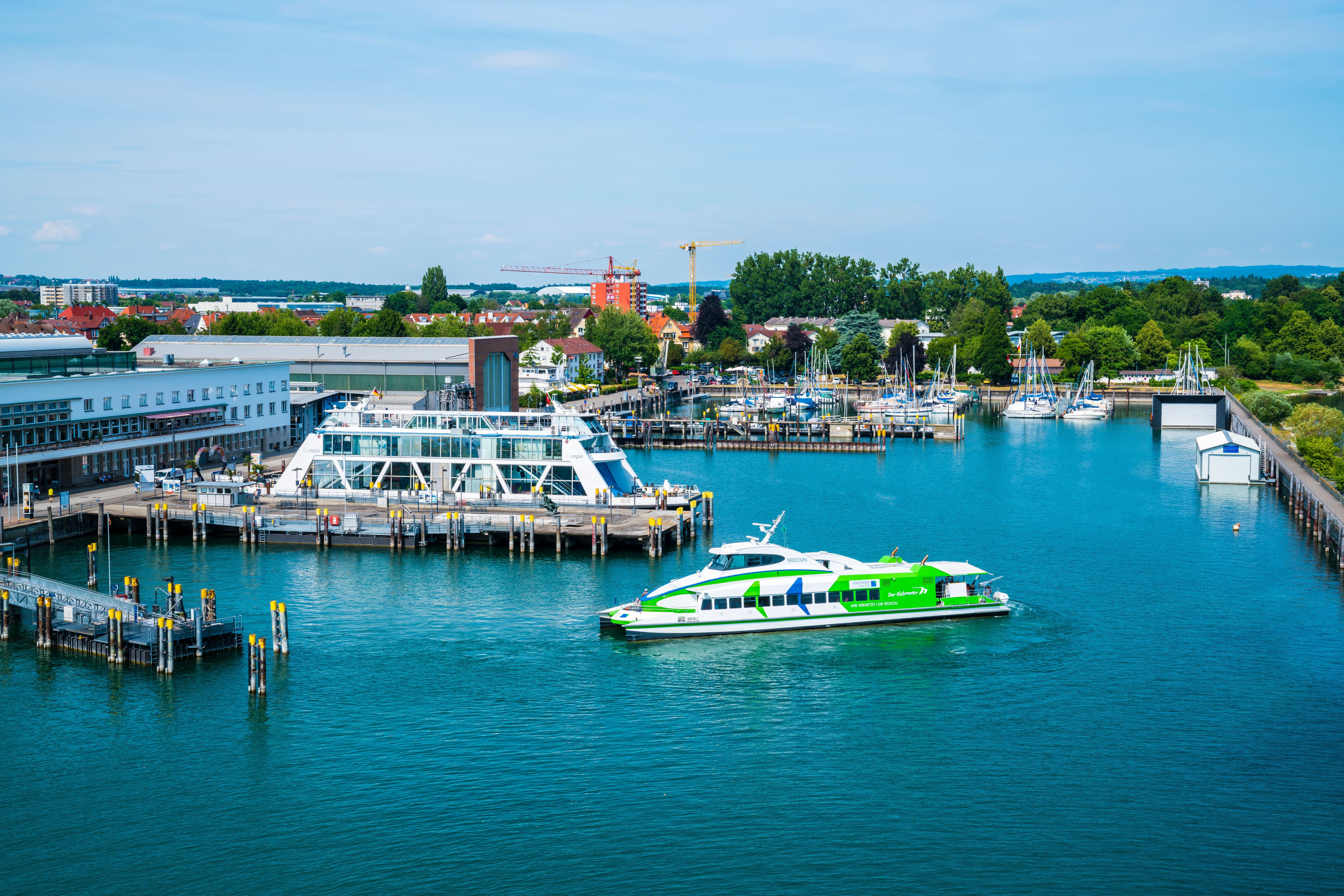 Grüne Fähre Fridolin startet im Hafen von Friedrichshafen an einem sonnigen Sommertag.