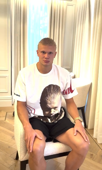 Schnipp schnapp Haare ab: Erling Haaland rockt neue Frisur.