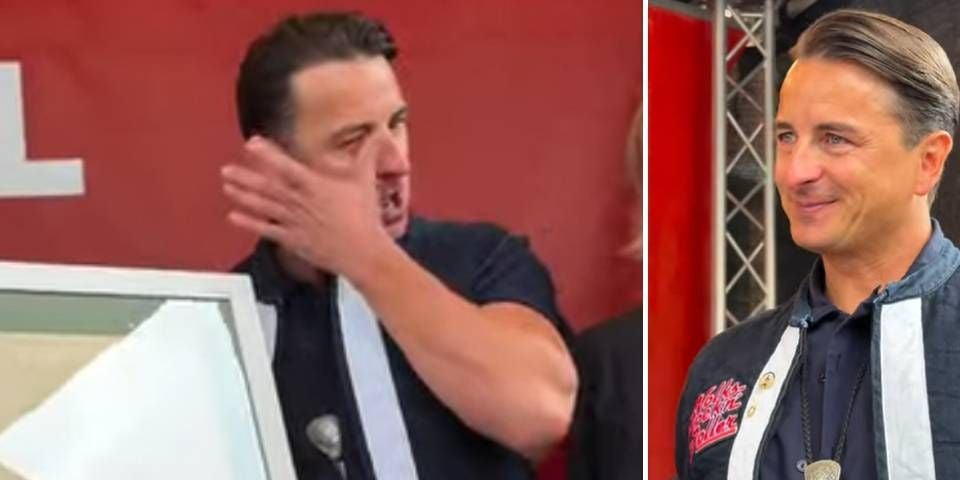 Andreas Gabalier steht emotional und wischt sich Tränen aus dem Gesicht auf einer Veranstaltung.