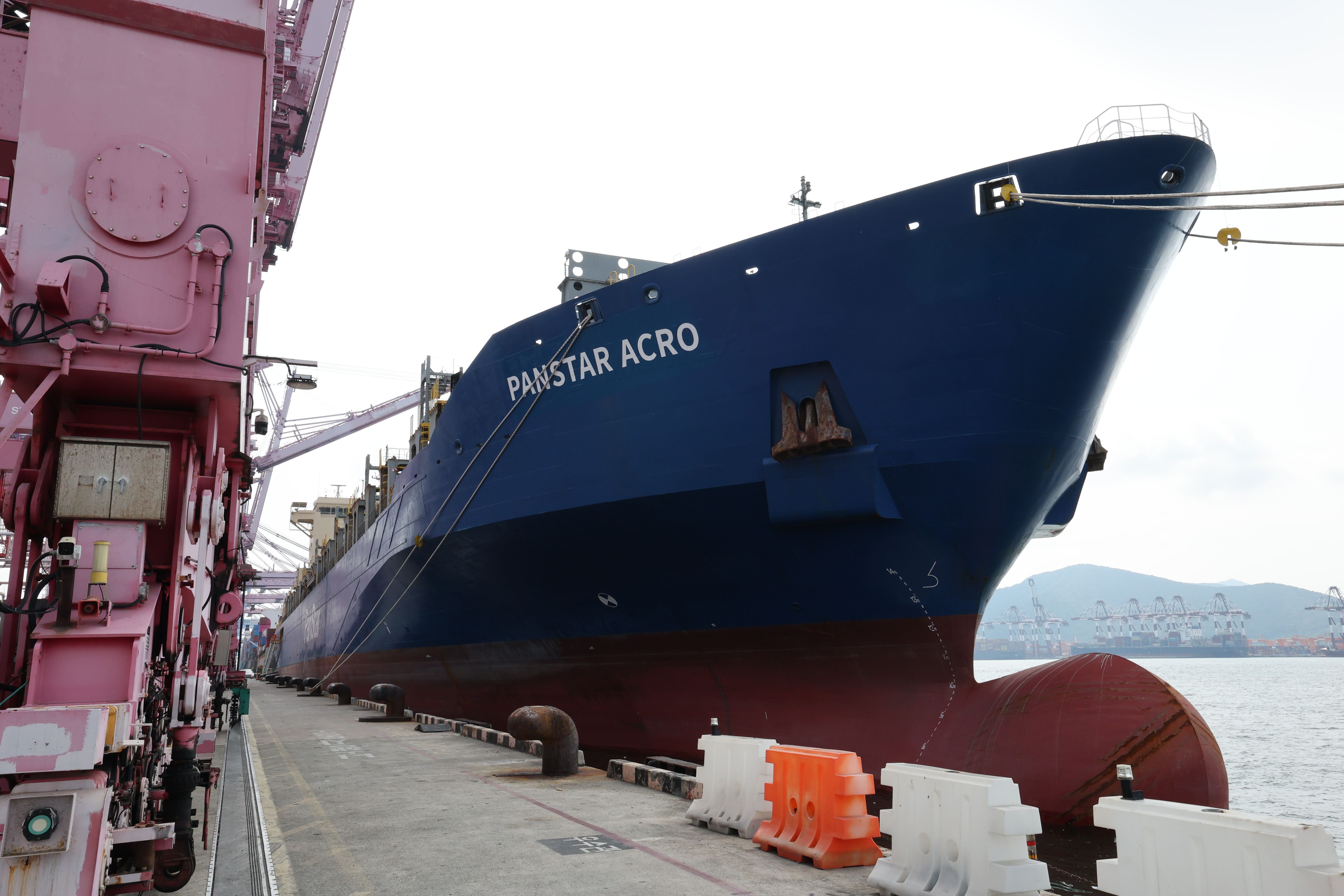 Das Containerschiff PanStar Acro liegt im Hafen von Busan, Südkorea, vertäut am Kai.
