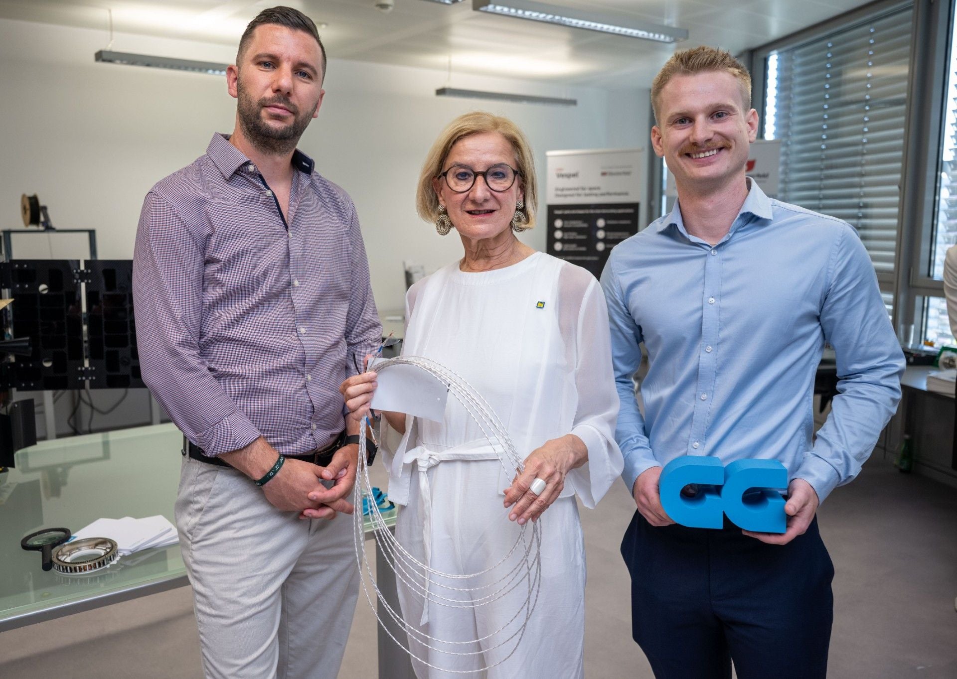 v.l.n.r. Joseph Riegler, Project Manager bei Gebauer &amp; Griller, Landeshauptfrau Johanna Mikl-Leitner, Emil Stoll, Junior Product Engineer bei Gebauer &amp; Griller