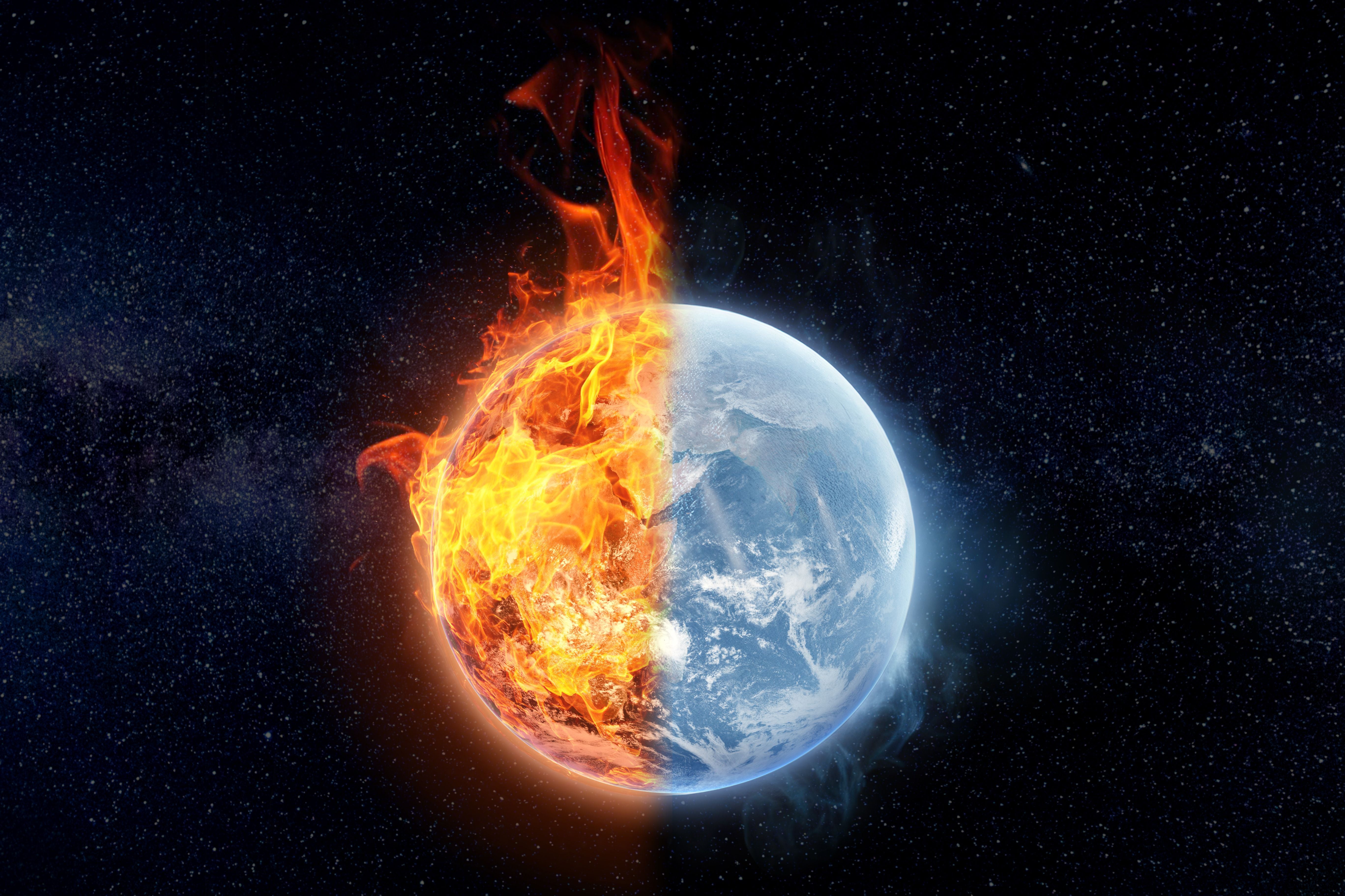 Halb brennende, halb gefrorene Erde im Weltall als Symbol für Klimaextreme.