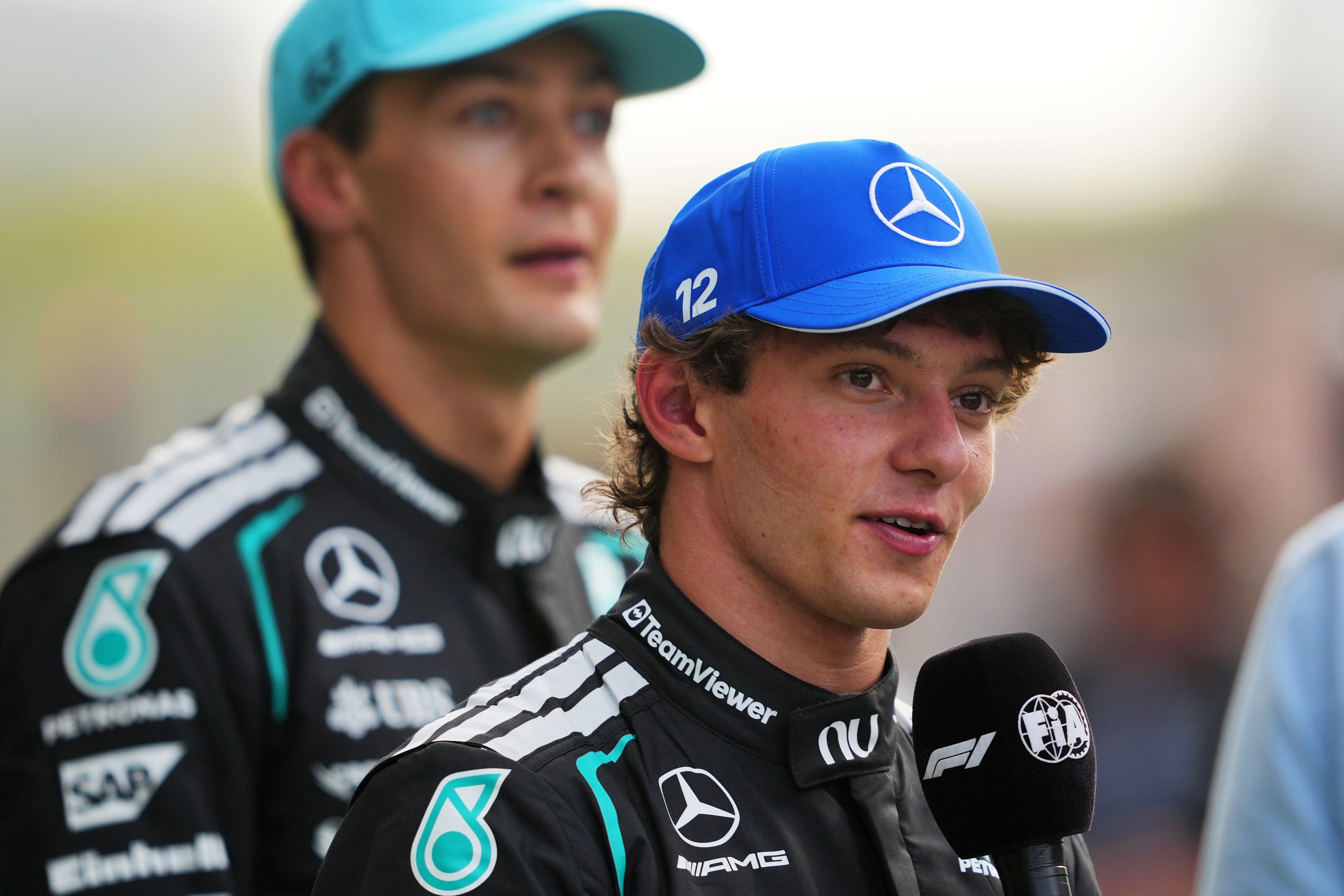 Ein Mercedes-Fahrer mit blauer Kappe wird nach einem Formel-1-Rennen interviewt.