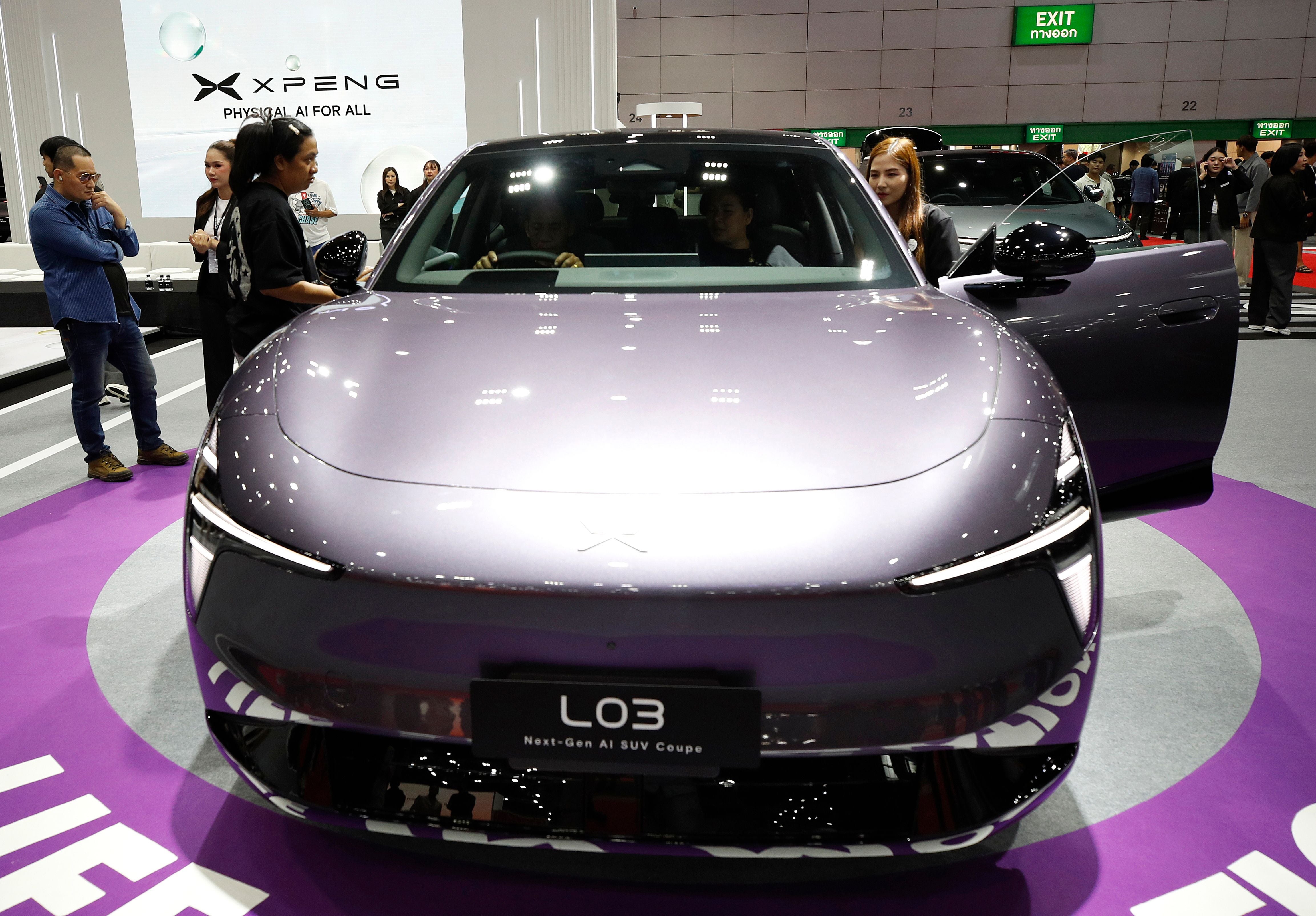 Besucher betrachten das Elektroauto Xpeng L03 auf einer Automesse in Bangkok.