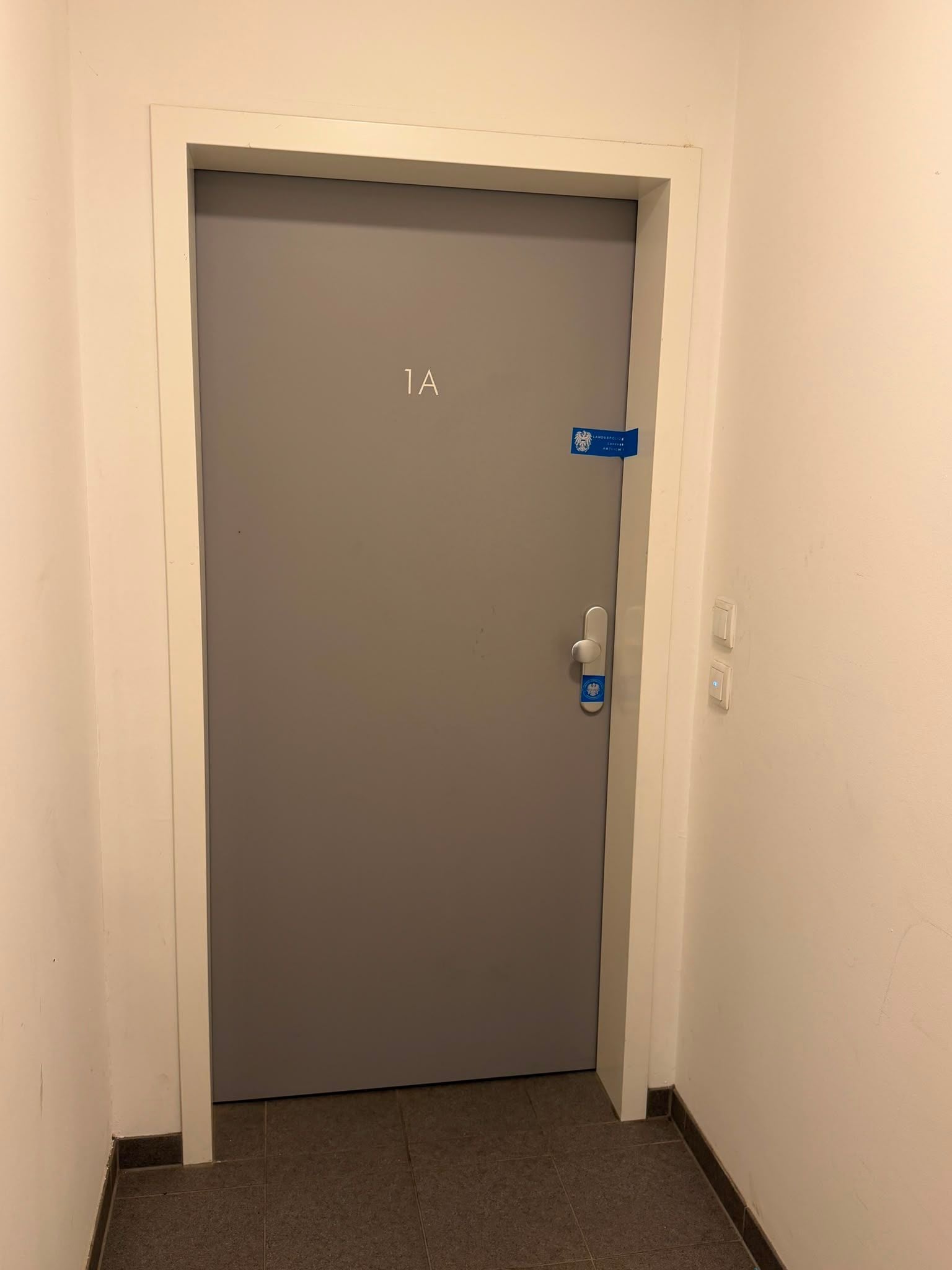 Polizeilich versiegelt - die Wohnungstür zur Unterkunft des Verstorbenen.