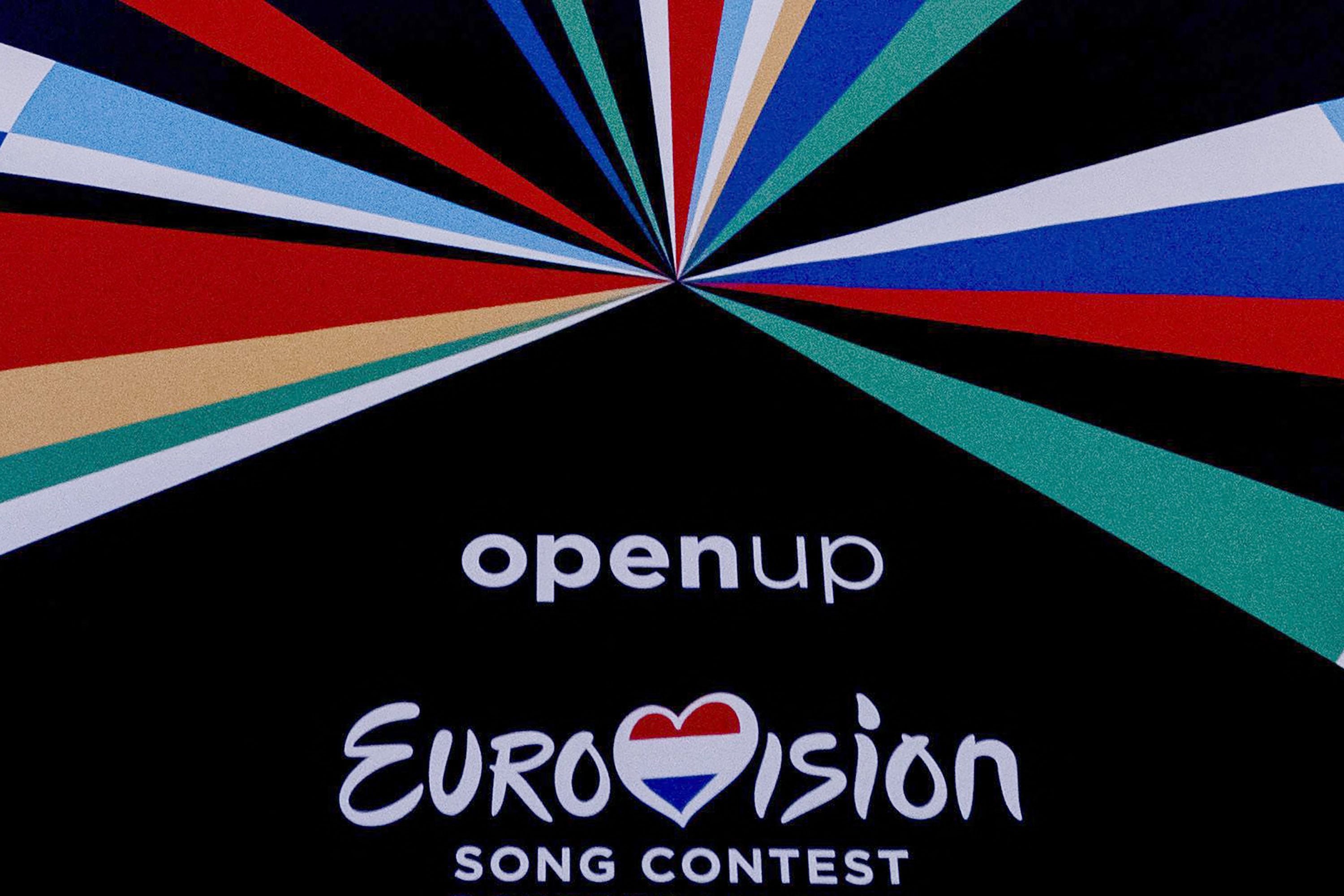Logo des Eurovision Song Contest 2020 mit Slogan "open up" und buntem Strahlen-Design.