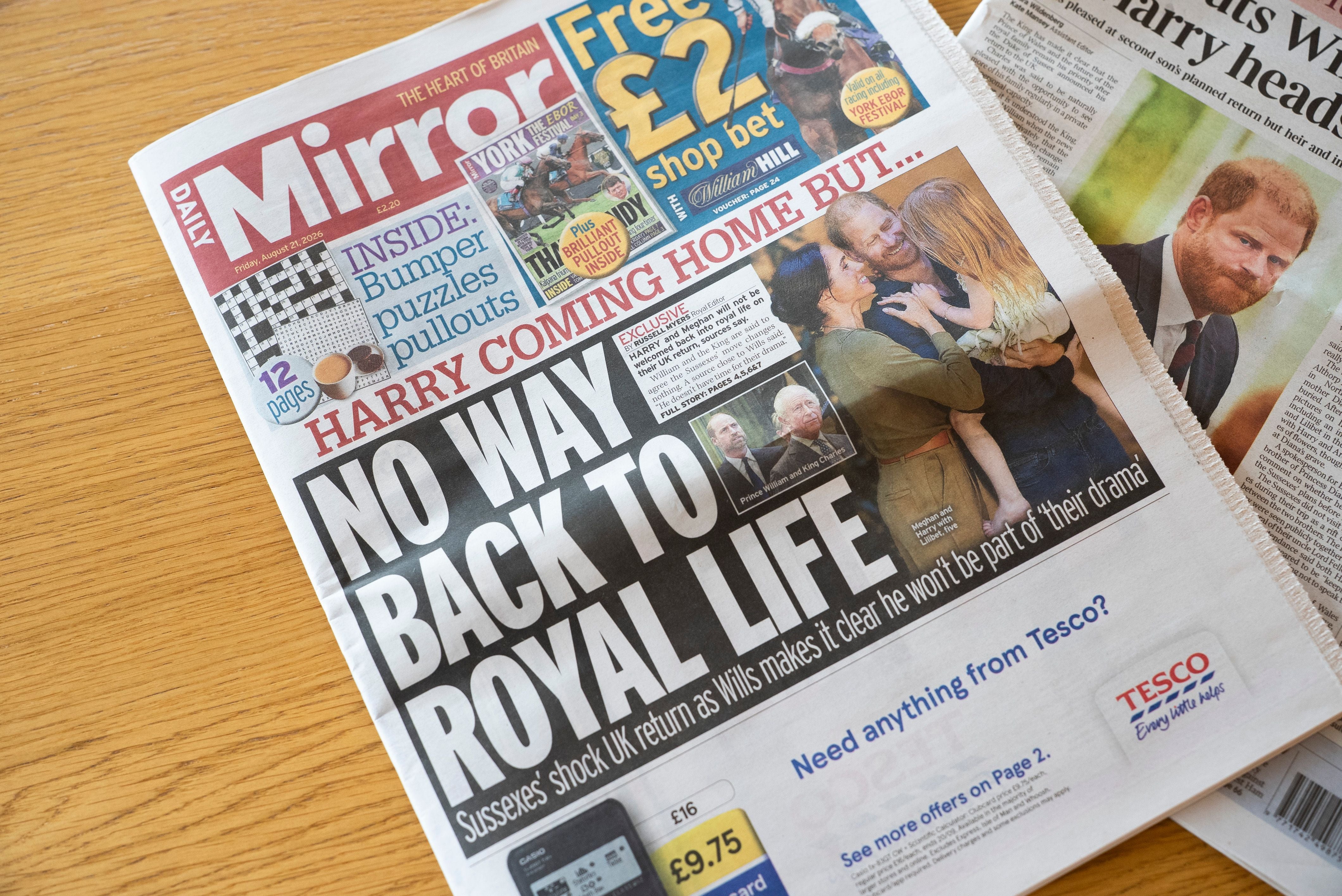 Titelseite der Daily Mirror mit Schlagzeile zum Ausschluss von Prinz Harry vom königlichen Leben.