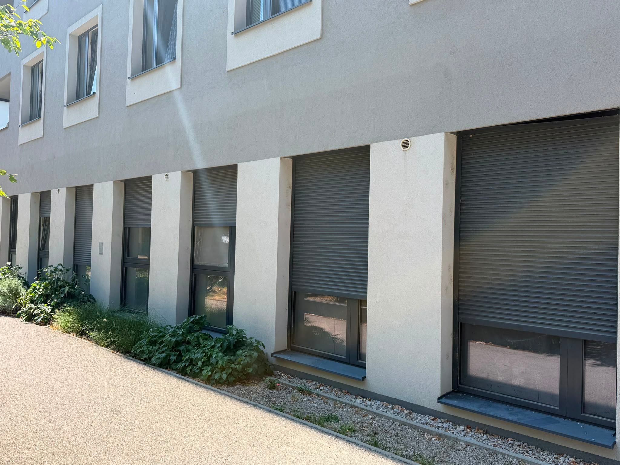 Hinter den Jalousien entdeckte die Polizei den am Boden liegenden Mieter.