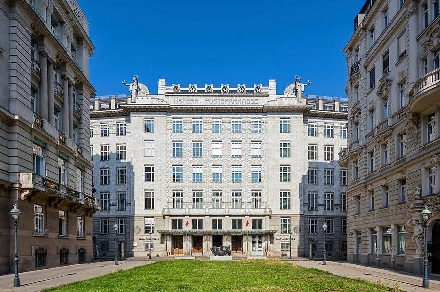 Das Otto-Wagner-Gebäude der Postsparkasse mit heller Fassade im Zentrum von Wien.