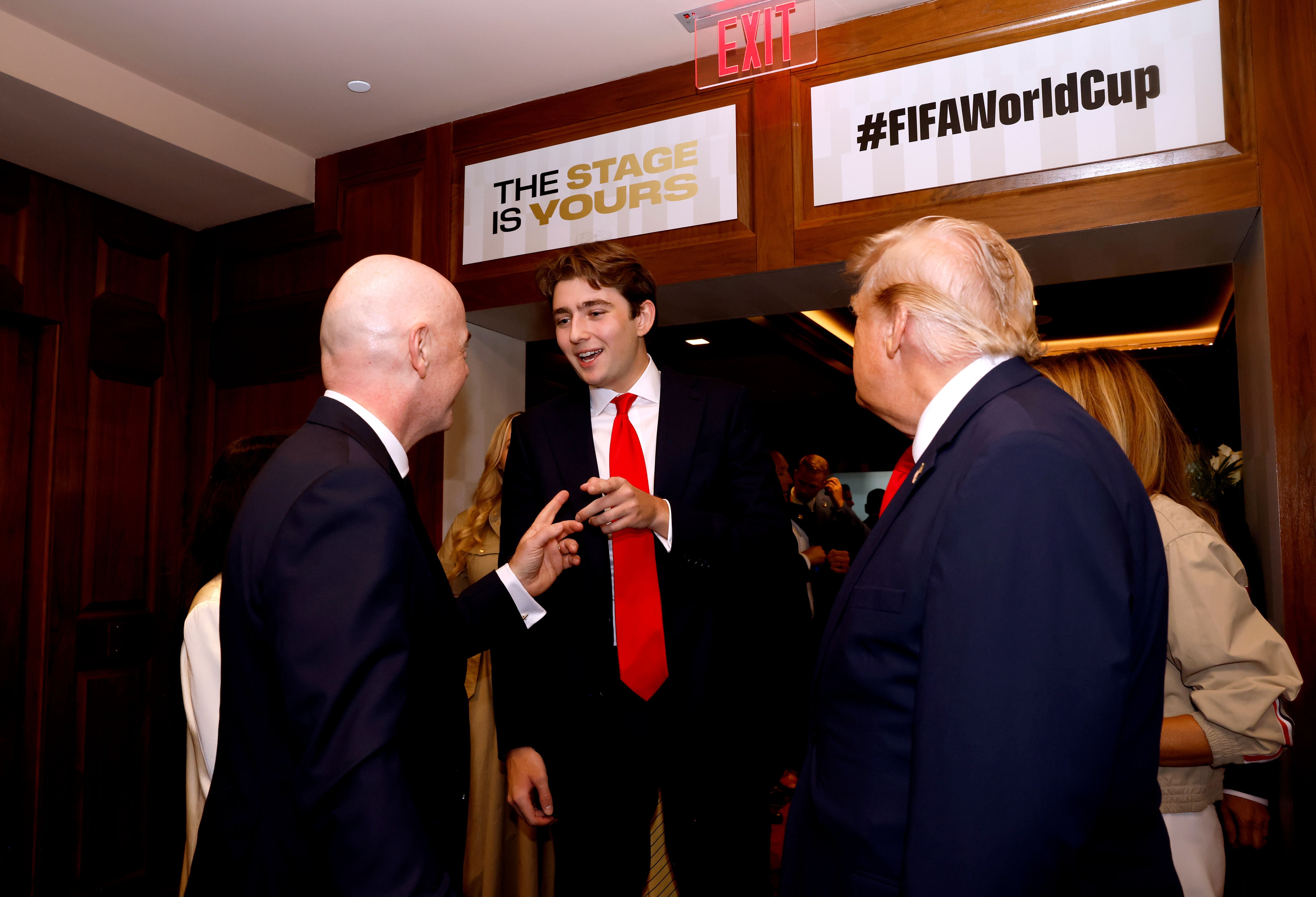 Barron Trump (Mitte) war mit seinem Vater Donald Trump (80, rechts) beim WM-Finale 2026. Dabei konnte er mit FIFA-Präsidenten Gianni Infantino (56, links) sprechen.