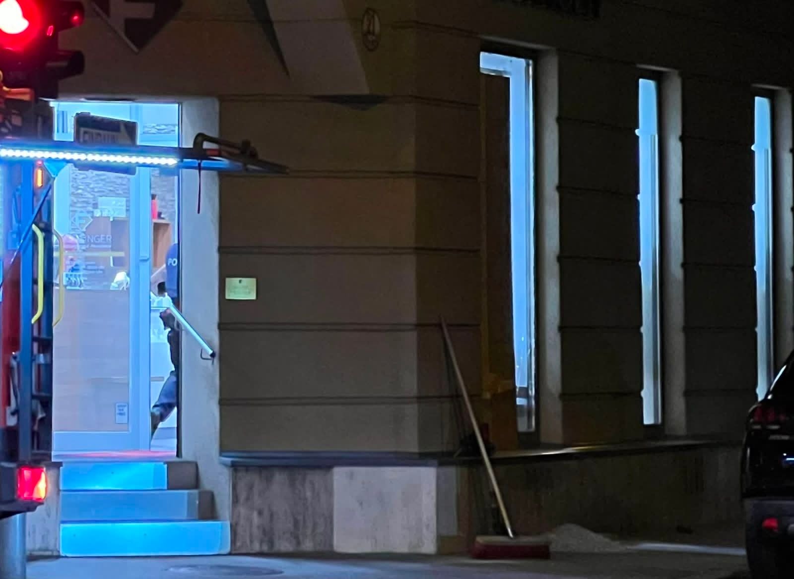 Eingang eines Juweliers in Salzburg mit seitlichen beleuchteten Schaufenstern bei Nacht.